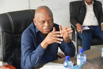 Le DG Pierre Lohohola Osomba s'adressant aux cadres et agents de l'agence de Maluku. 