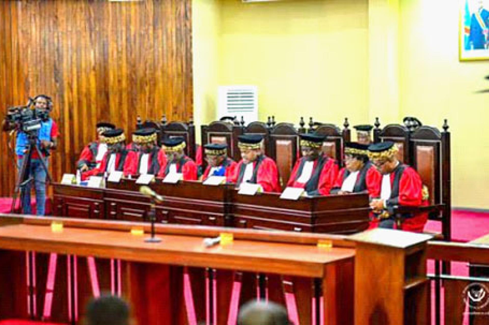 Composition de la Cour constitutionnelle . 