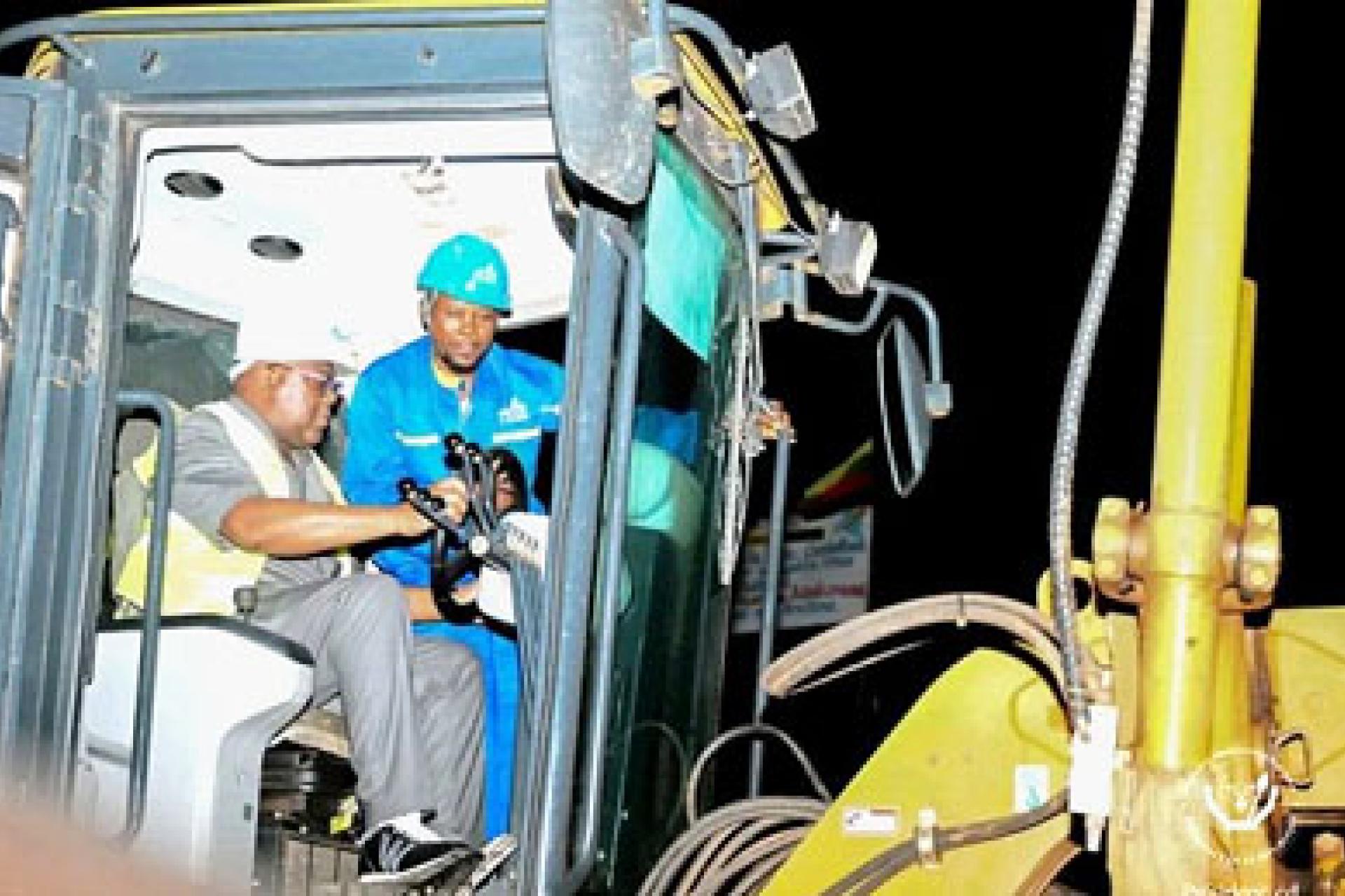 Félix Tshisekedi à bord du tracteur à Mbuji-Mayi pour lancer les travaux de la RN2. Photo droits tiers