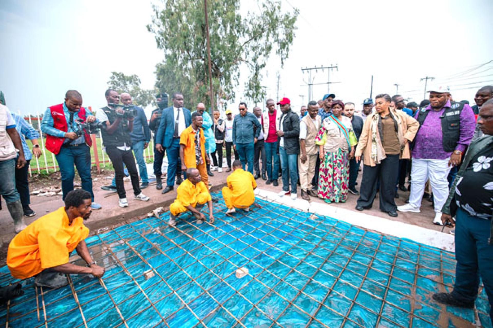 Judith Suminwa inspectant des chantiers en cours de réalisation. Photo cellcom primature