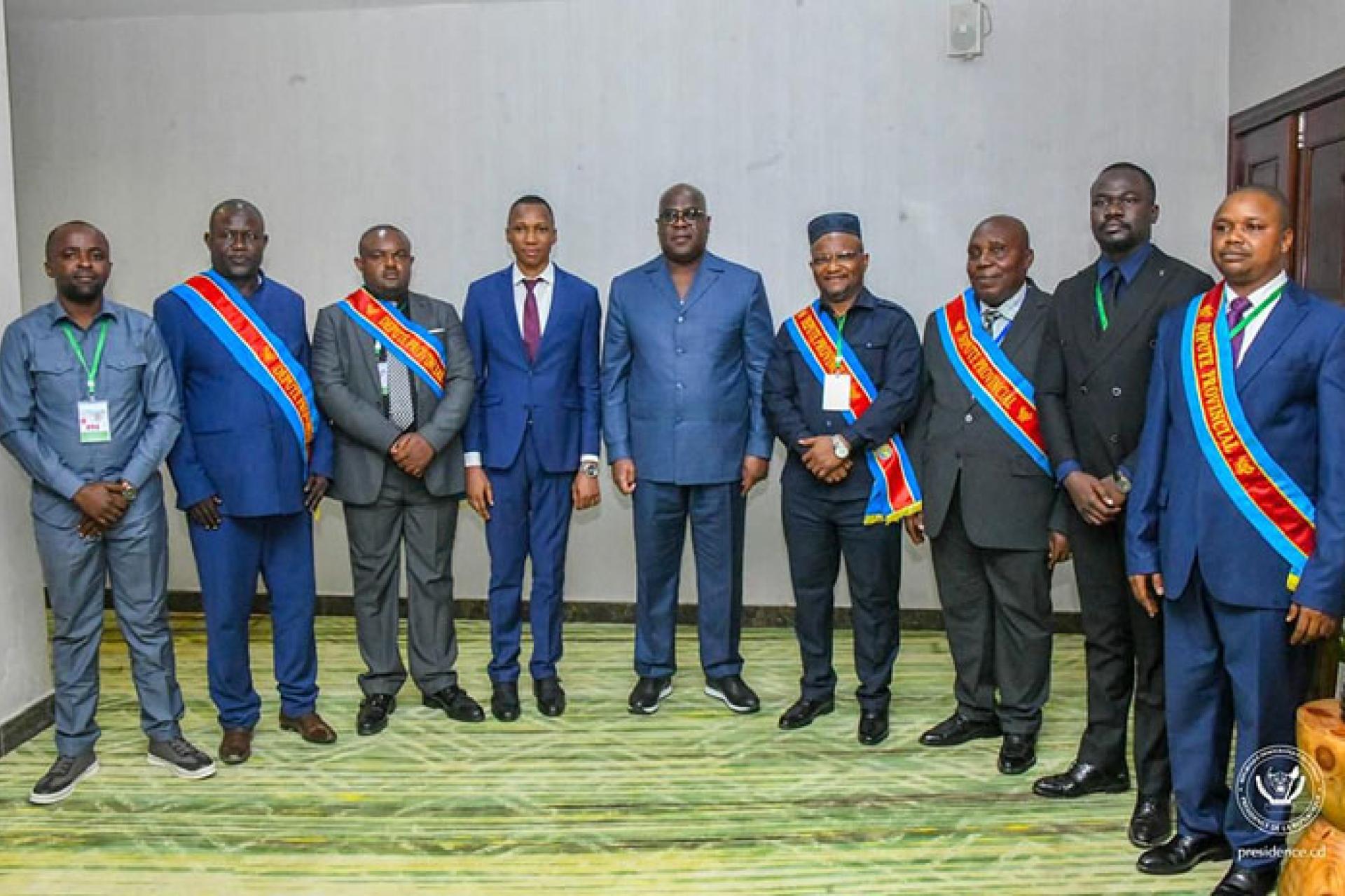 Le-President-Tshisekedi-posant-avec-des-deputes-provinciaux-de-lespace-Grande-orientale-Photo-cellcom-presidence.jpg