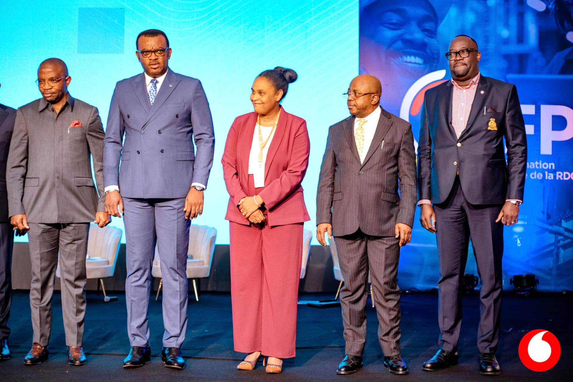 Photo-de-famille-de-la-1ere-edition-de-la-Foire-de-la-formation-professionnelle-de-la-RDC.-Photo-droits-tiers.jpg
