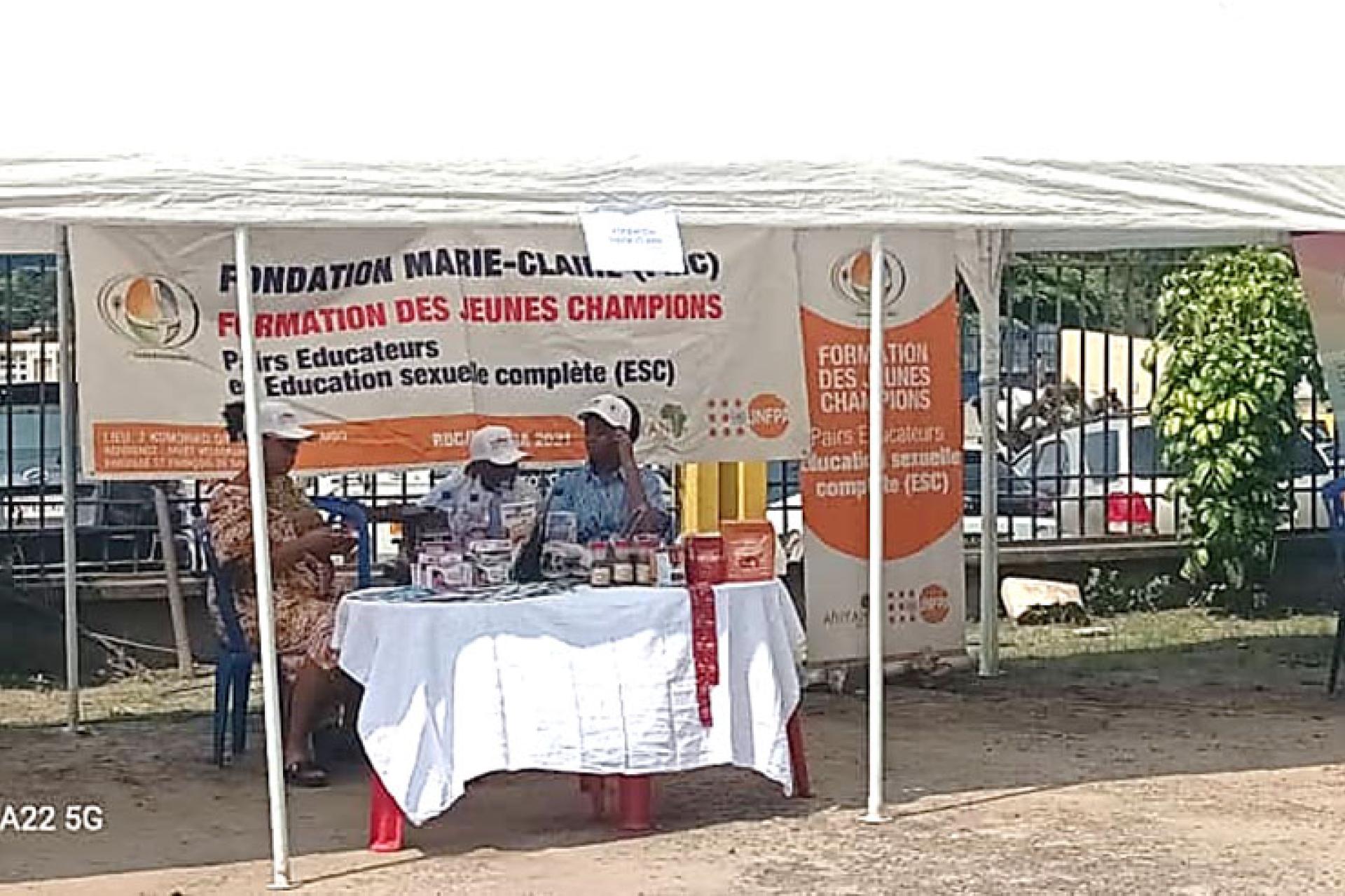 Un-stand-de-lUNFPA-erige-au-PNMLS-pour-sensibiliser-a-la-lutte-contre-le-VIH-Sida.-Photo-FORUM-DES-AS.jpg
