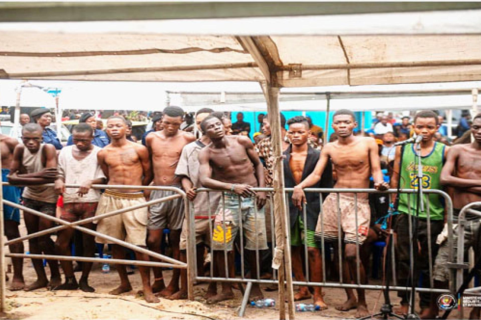  Vue d'un procès foraine contre les Kulunas à Kinshasa. 
