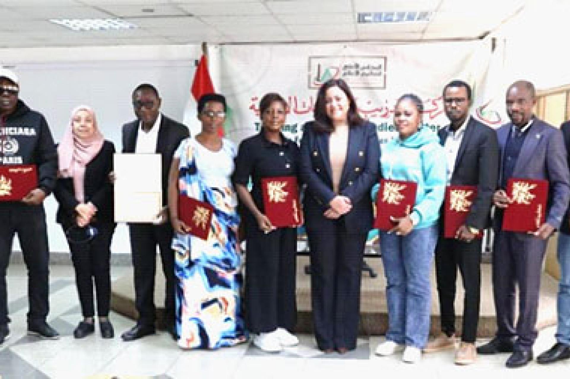 Les participants munis de leurs diplômes  de stage. 