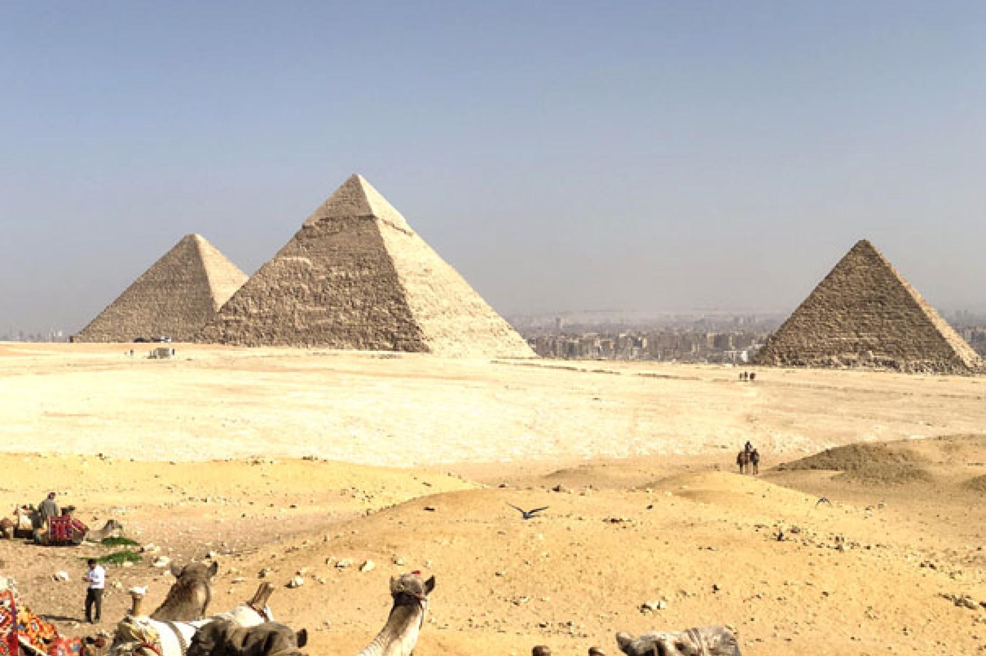 Une vue des trois pyramides de Gizeh. 