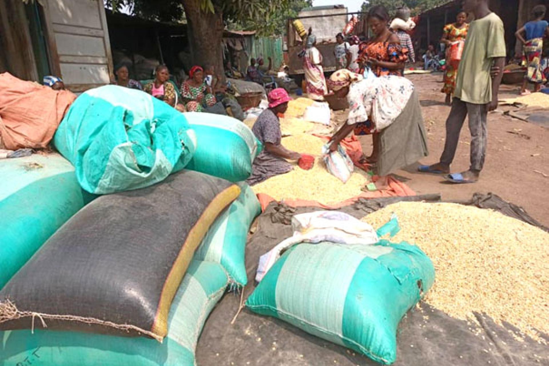 Vente de maïs dans l'un des marchés de Tshikapa, dans la province du Kasaï. Photo droits tiers