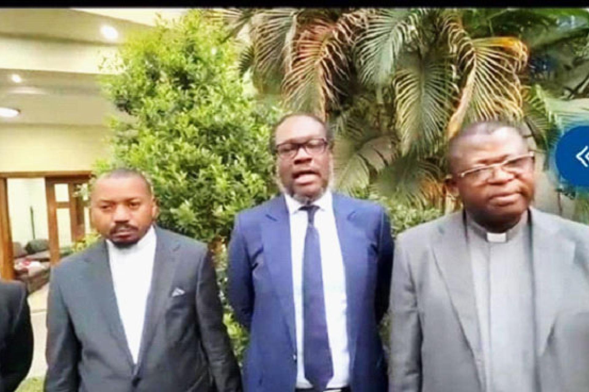 Delly Sesanga posant pour la postérité avec Mgr N'Shole et le Réverend Eric Nsenga. 