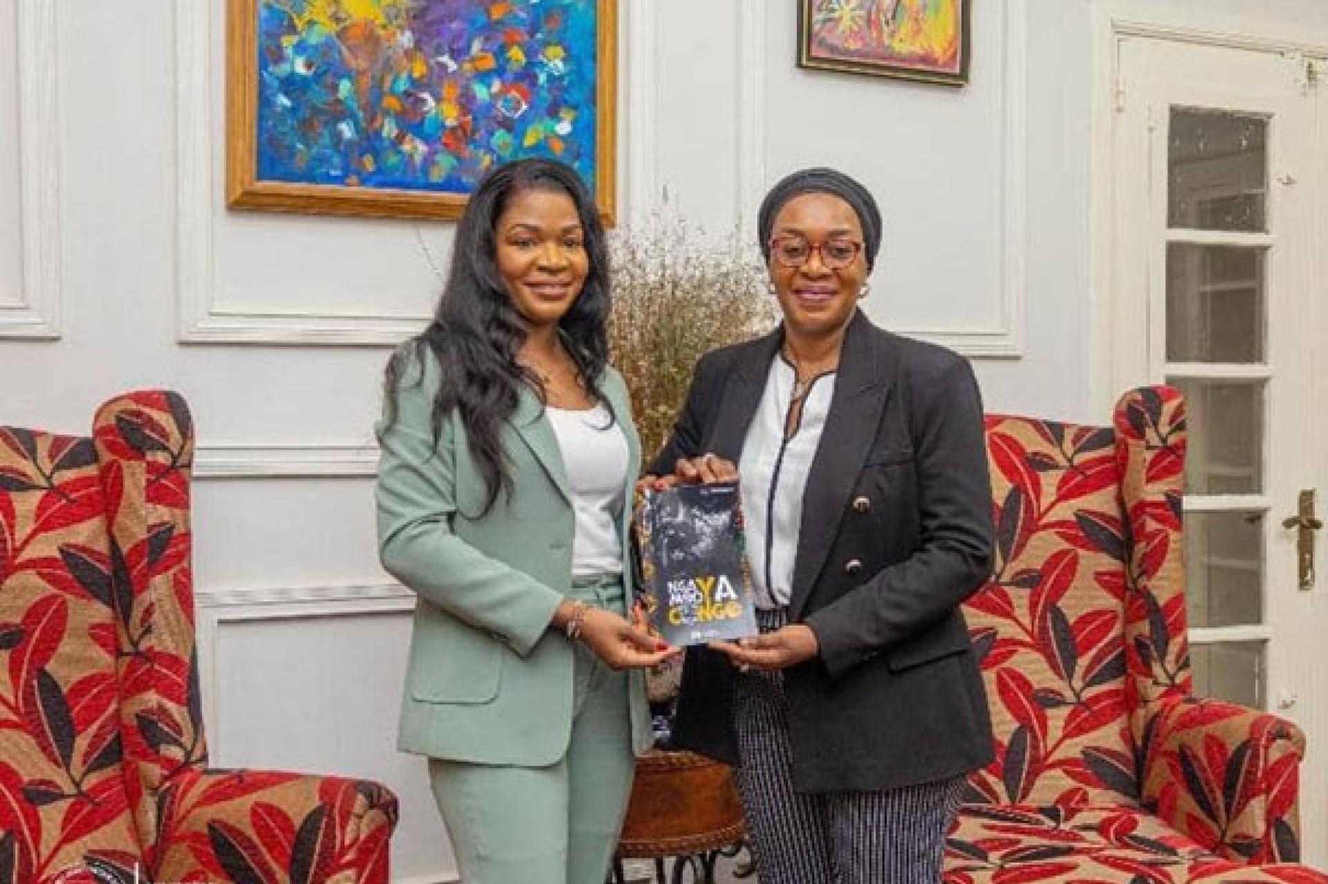 Do Nsoseme Dora (à gauche) présentant son ouvrage à la ministre de la Culture, Mme Yolande Elebe. Photo droits tiers