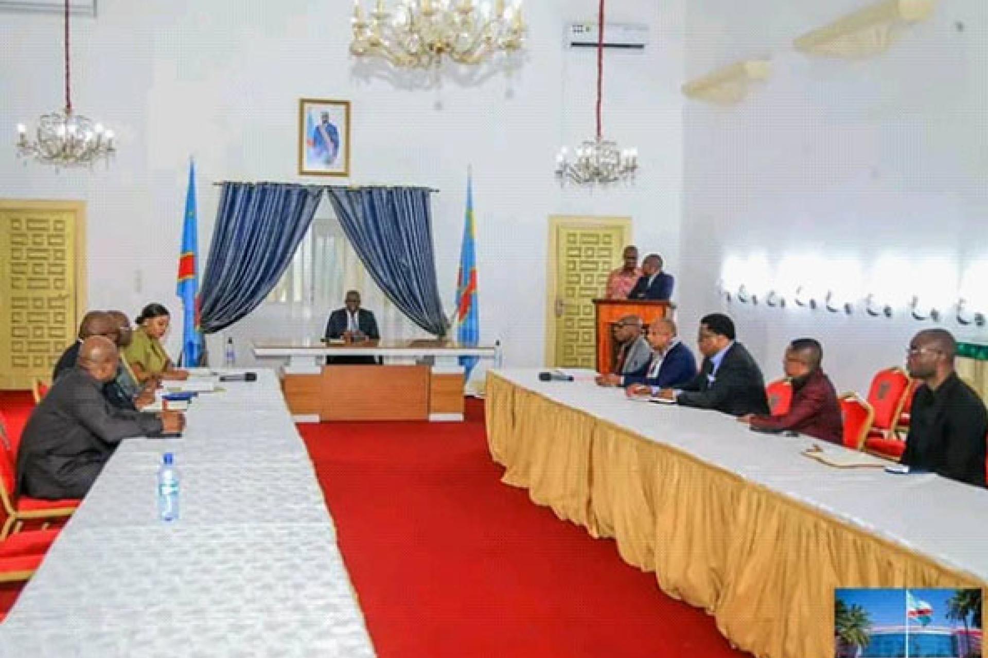 En face c'est le gouverneur Jacques Kyabula et à gauche et droite sont les pétroliers de la province du Haut-Katanga. Photo droits tiers