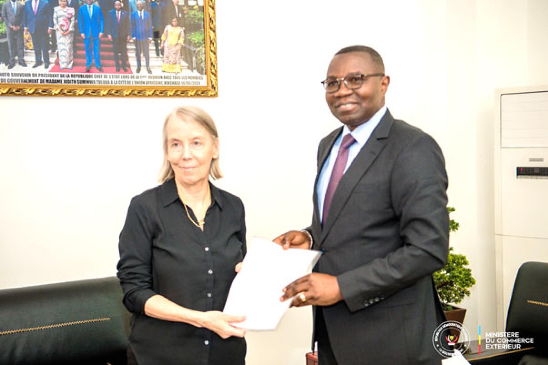 L'ambassadeur américain Lucy Tamlyn et le ministre du commerce extérieur, Julien Paluku. Photo droits tiers