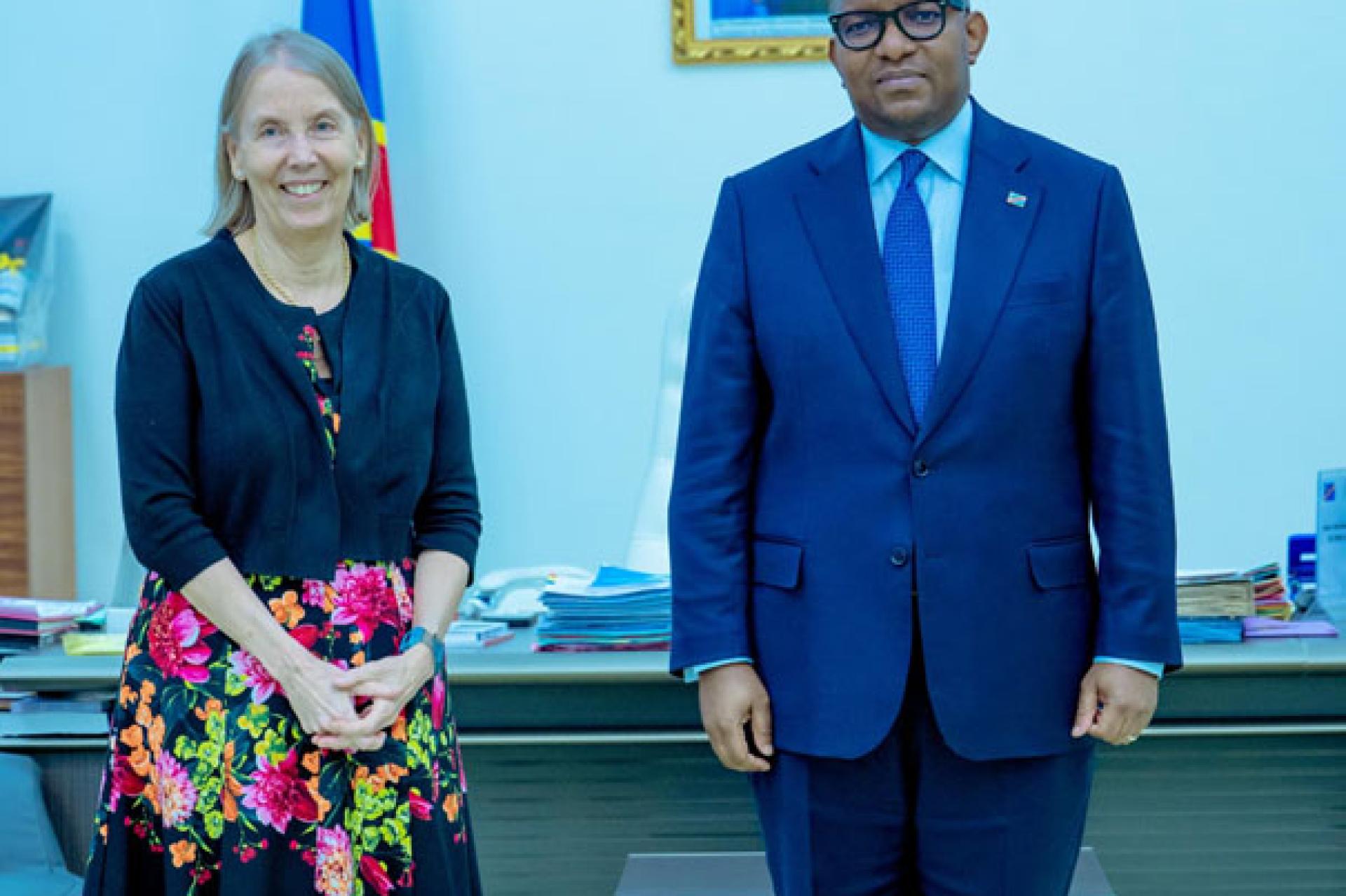 L'ambassadrice des Etats et le Président du Sénat.