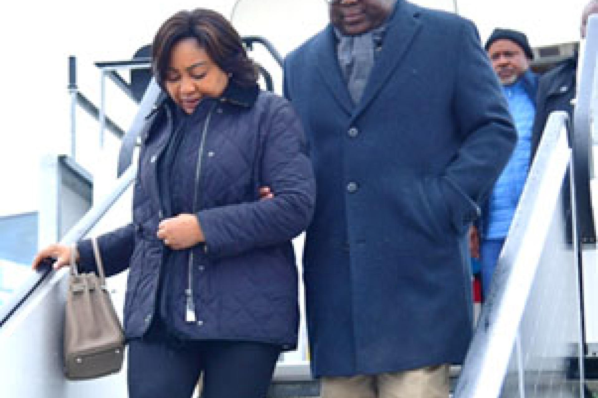 Le couple présidentiel à sa descente d'avion à Munich. 