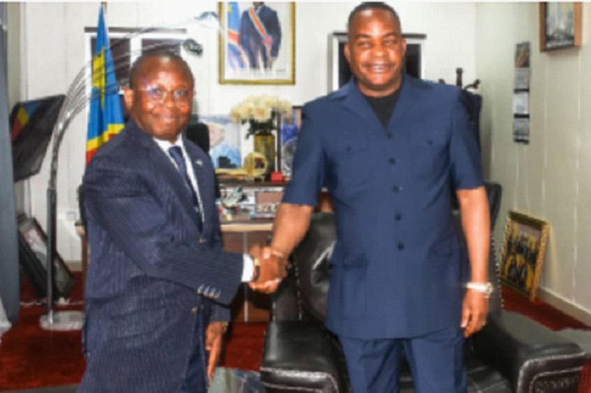 Le président du CSM, Dieudonné Kamuleta serrant la main du Coordonnateur de l'Unité justice transitionnelle et lutte contre l'impunité de la Monusco,  M. Coulibaly Souleymane Kafana. 