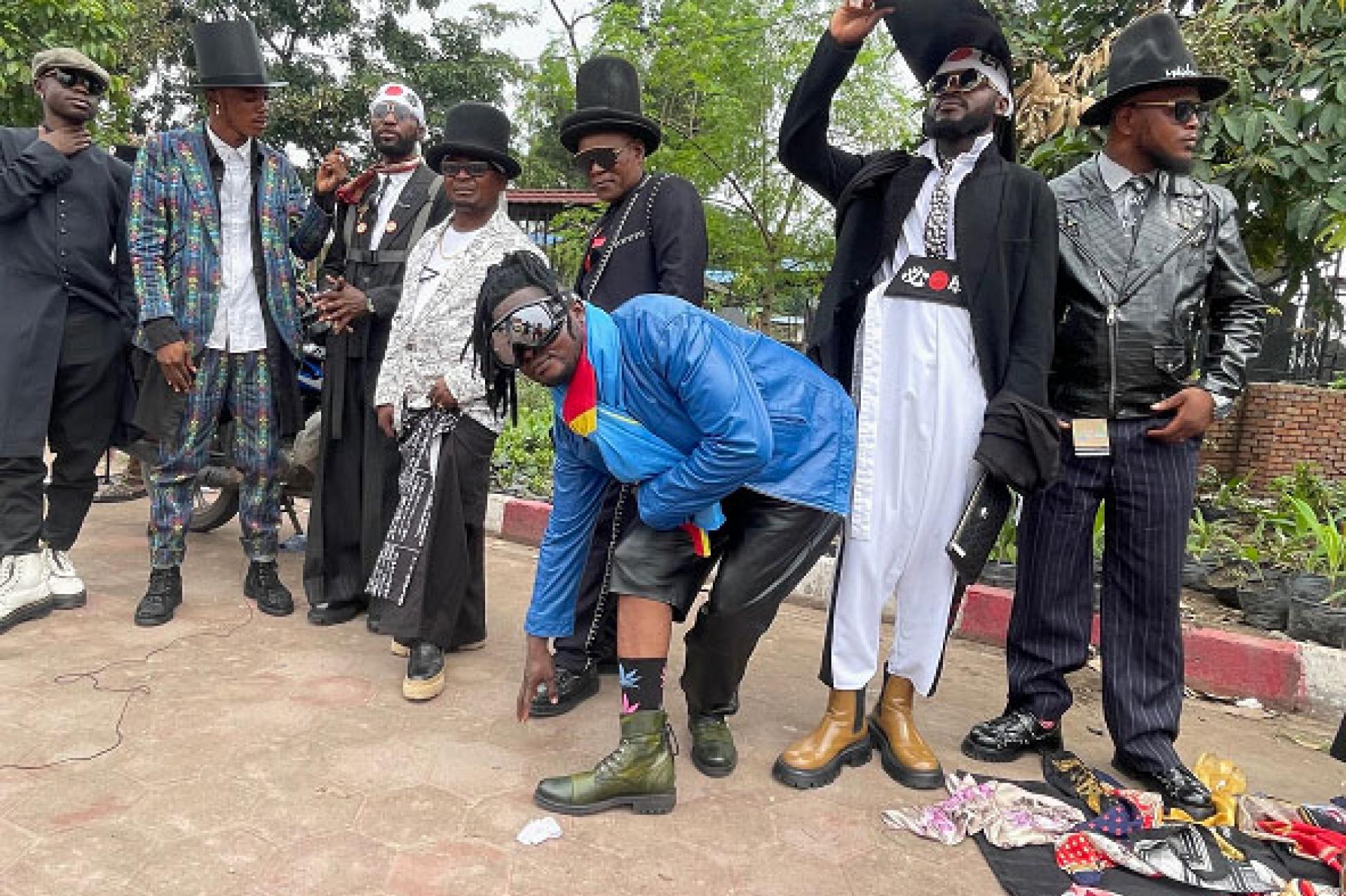 Les sapeurs aux encablures du cimetière de la Gombe. 