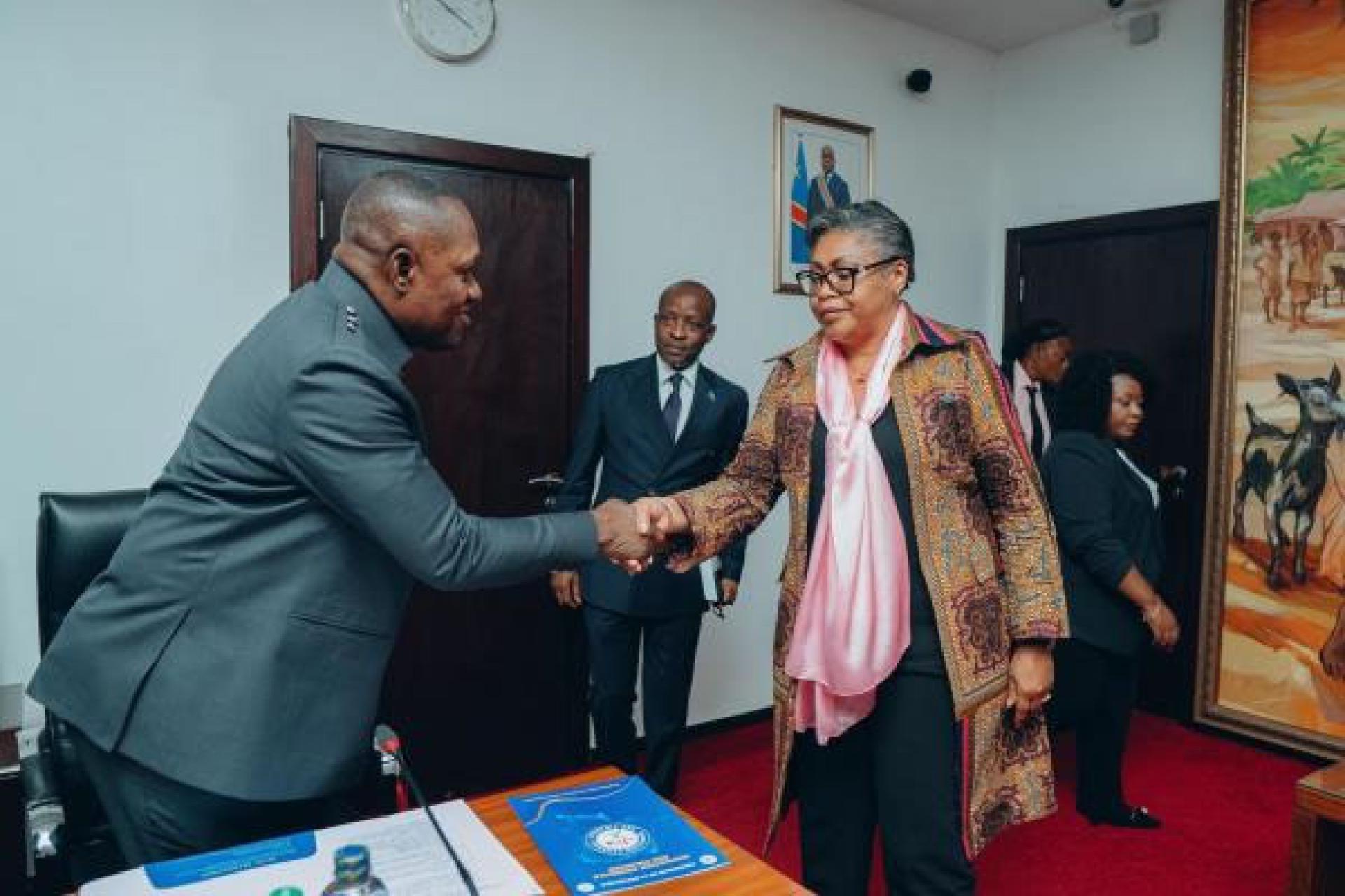 Poignée de main entre la Première ministre Judith Suminwa (à d) et Jules Alingete (IGF). Photo droits tiers