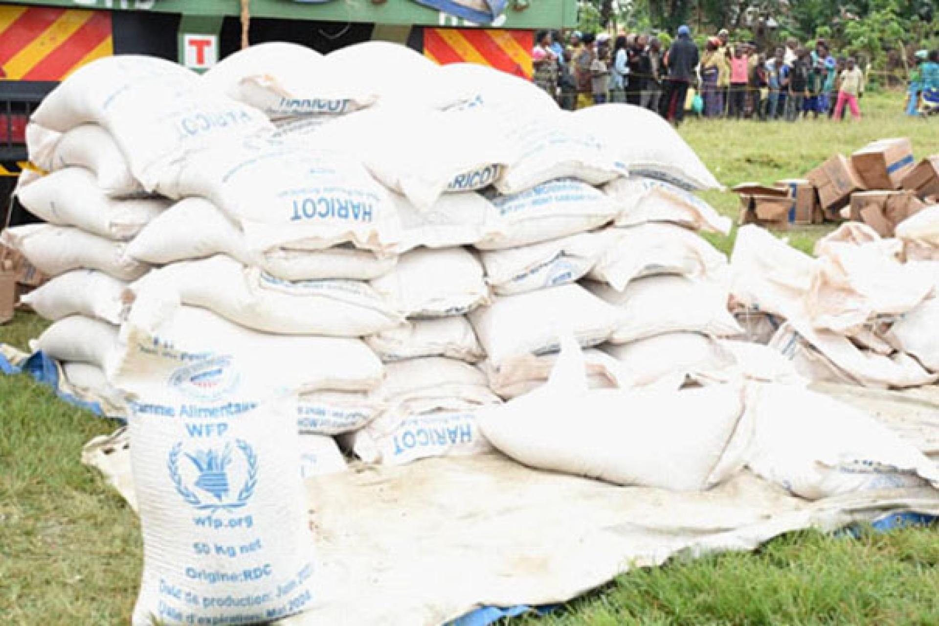 Une vue d'un stock de sacs de haricot du PAM. 