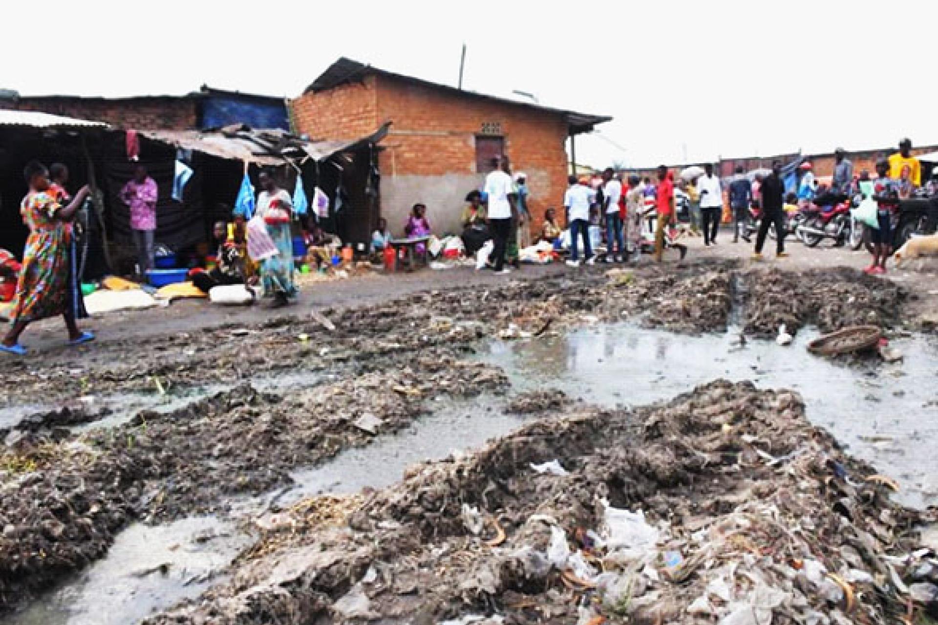 Une vue de l'entrée du marché Ofida dans le quartier Kamayi (Devant la RTNC-Kananga), lieu rempli des immondices et des ordures. Photo FDA