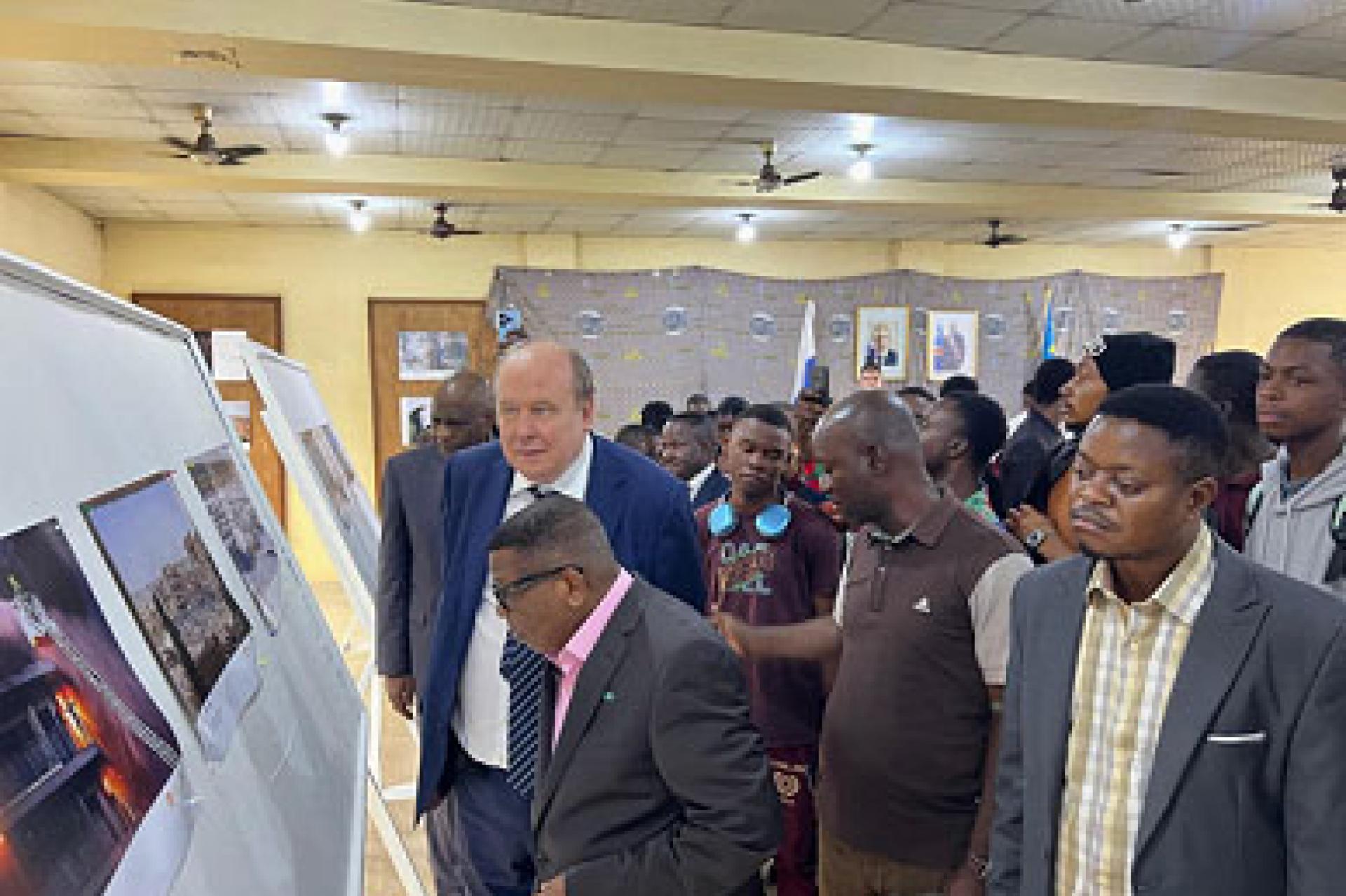 Vue de l'ambassadeur de la Fédération de Russie en RDC, Karl Tikhaze et les autorités académiques de l'ULK lors de l'exposition. Photo droits tiers