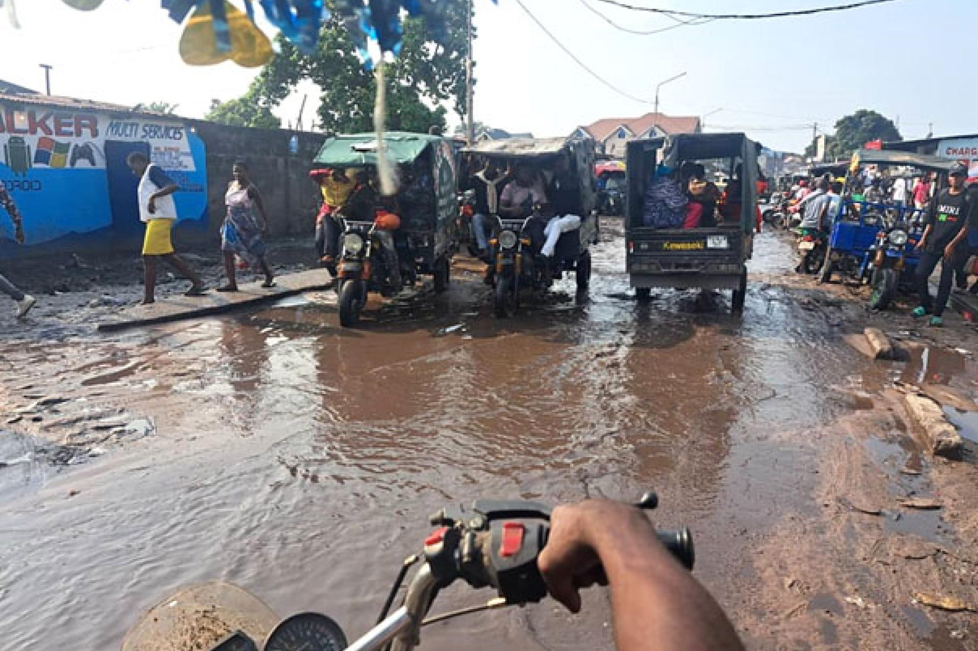Vue des tricycles servant des moyens de transport sur la route Mokali. 