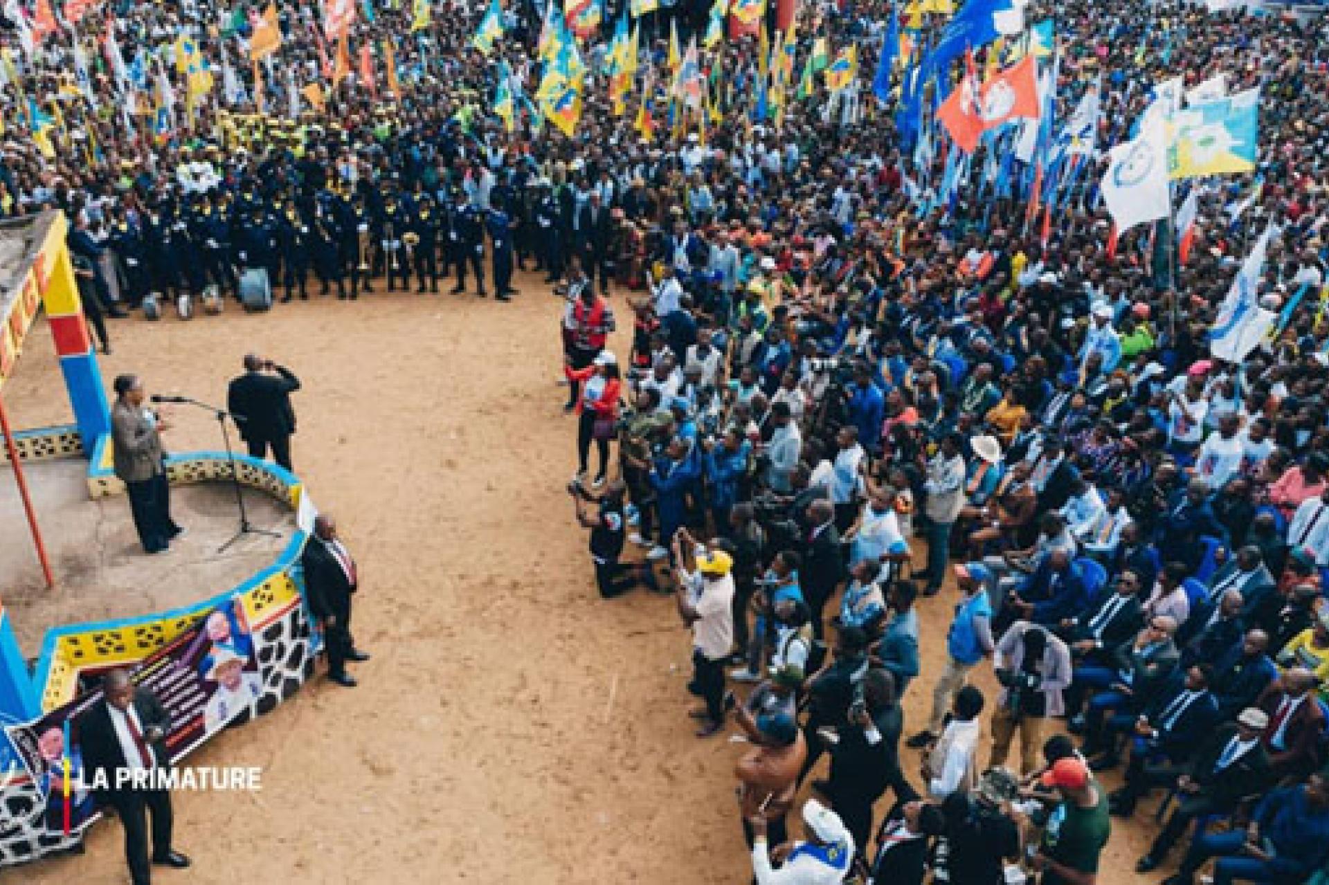 Judith Suminwa s'adressant à la population de Kenge.