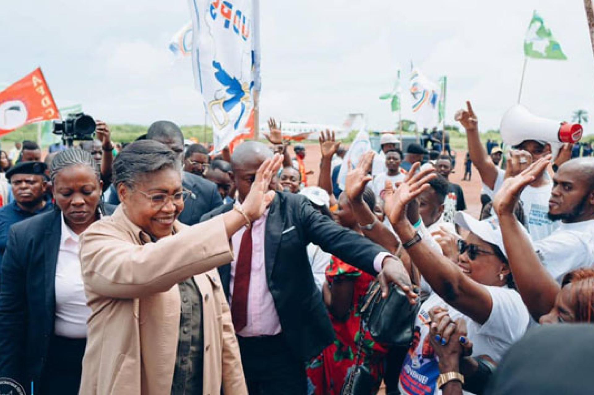 La Première ministre exhorte la population à soutenir les FARDC.  Photo cellcom primature