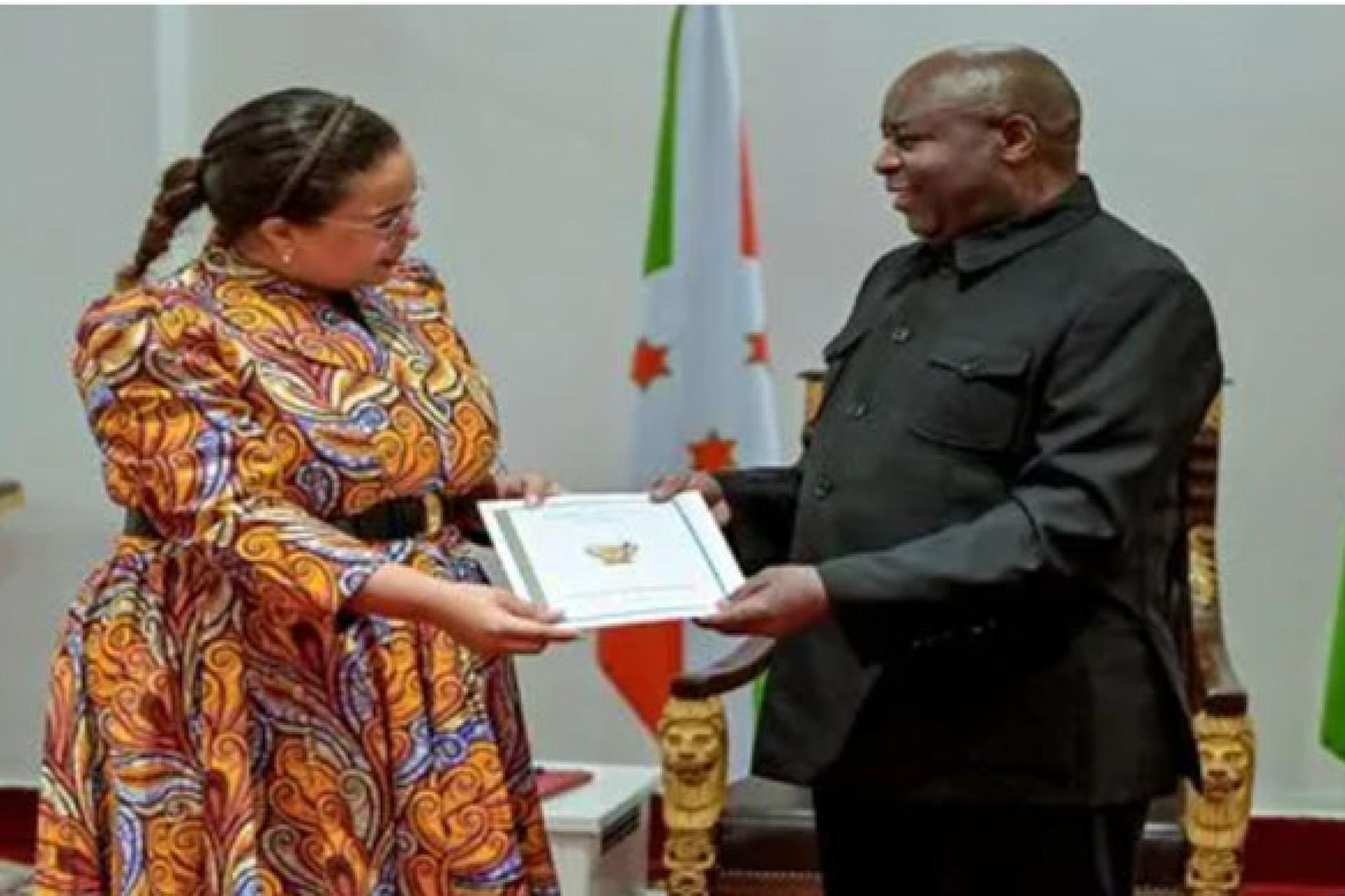 La ministre d'Etat des Affaires  étrangères remettant la lettre au Président burundais. Photo droits tiers