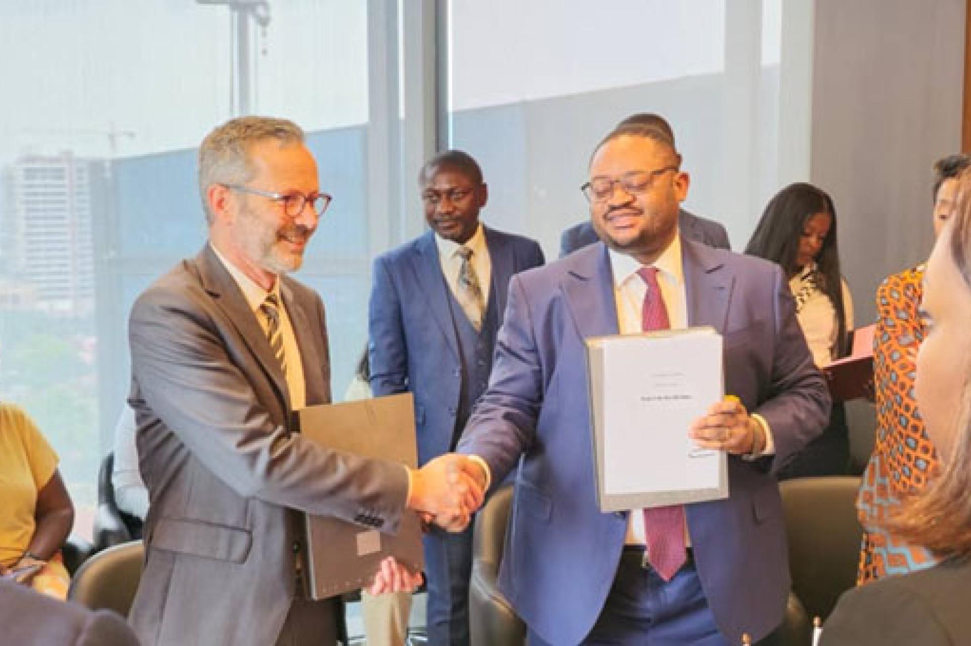 Le ministre des Finances et l'ambassadeur de France signent deux conventions de prêt. 