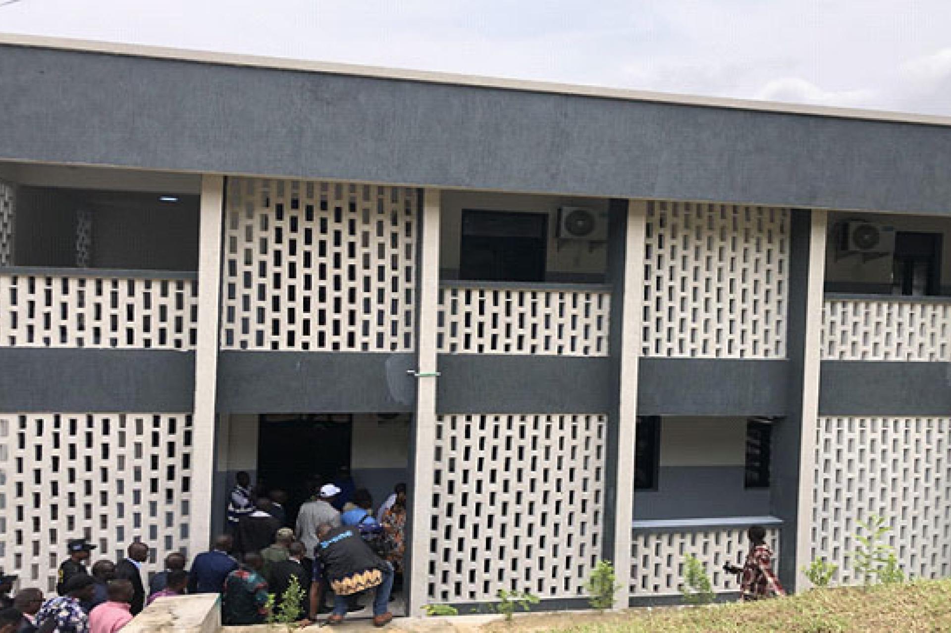 Nouveau bâtiment dédié aux cours à l'ISTM Kinshasa. 