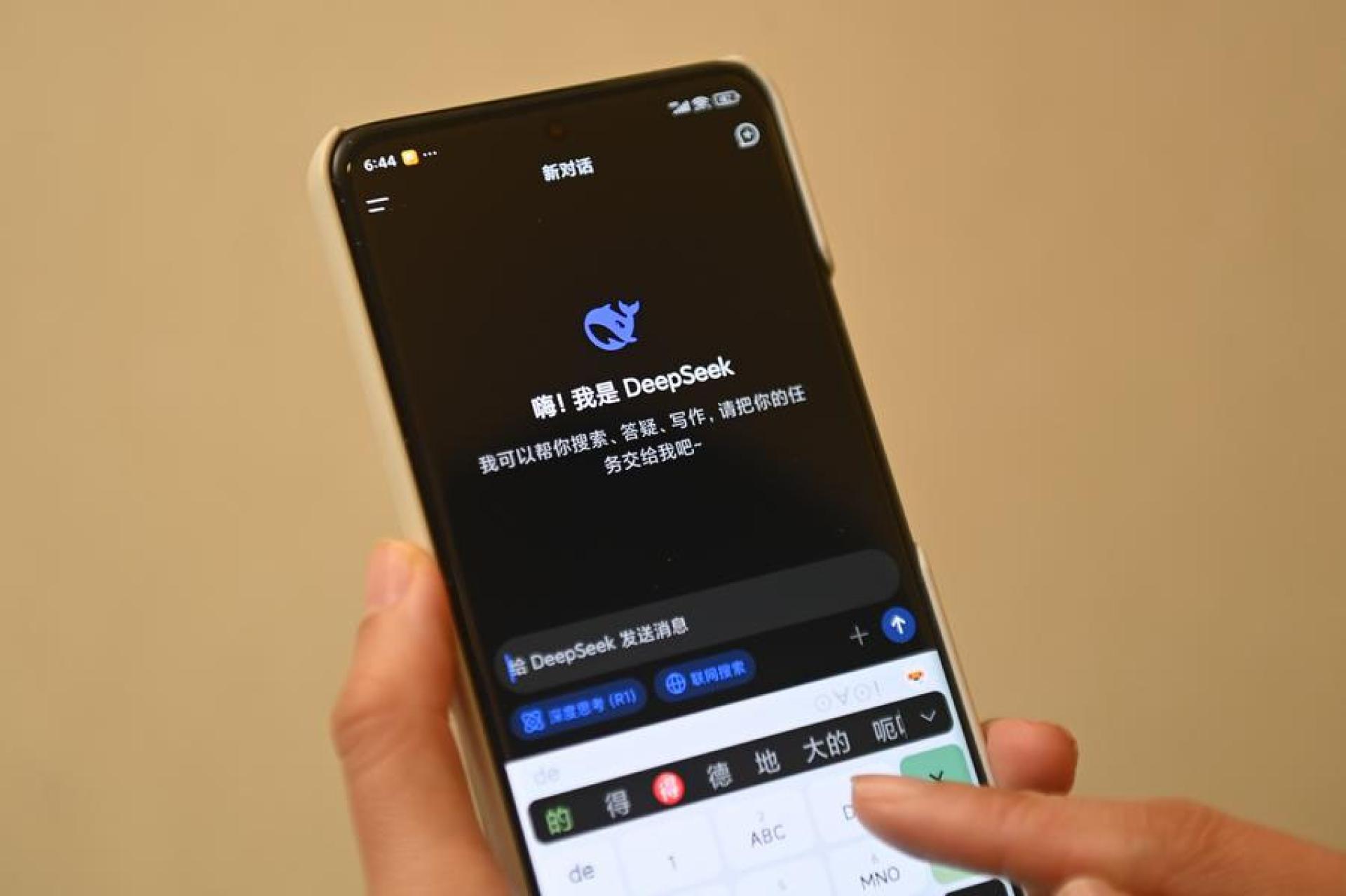 Photo prise le 17 février 2025 montrant une personne utilisant l'application DeepSeek sur un portable. Photo Xinhua
