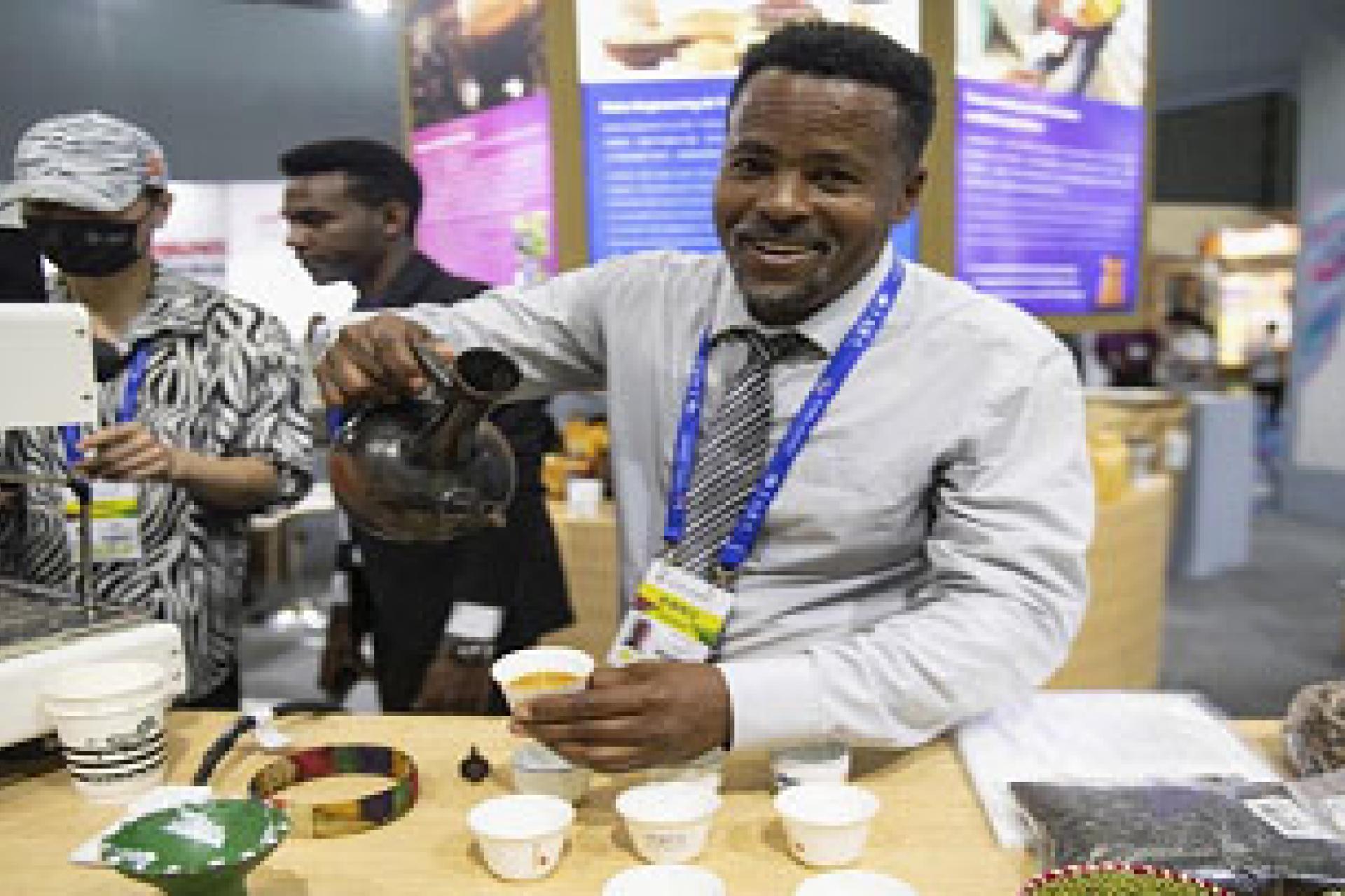 Un exposant présente du café éthiopien lors de la troisième Exposition économique et commerciale sino-africaine, à 