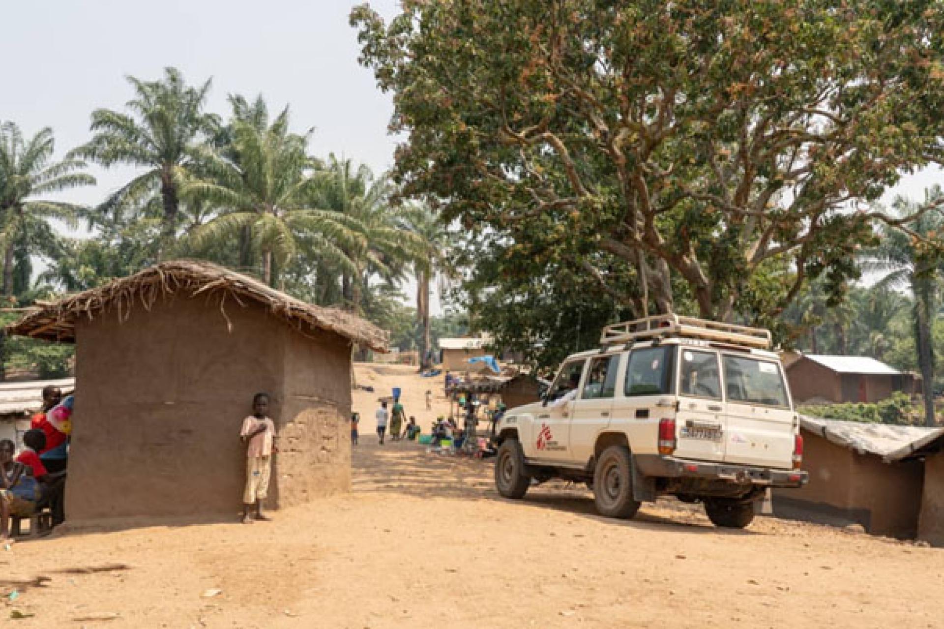 Un véhicule de MSF dans un village du territoire de Djugu. 