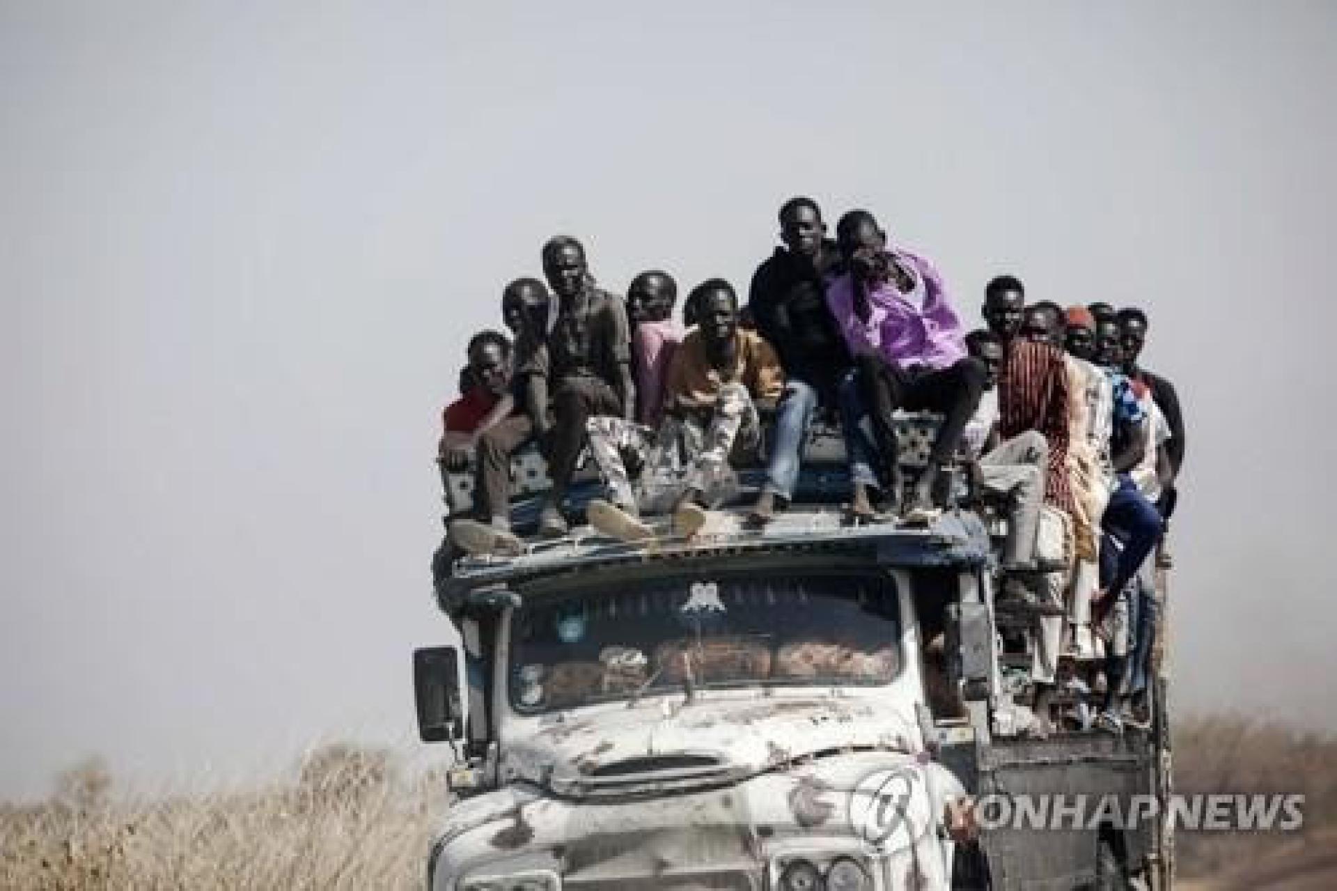Des réfugiés soudanais traversent la frontière. 