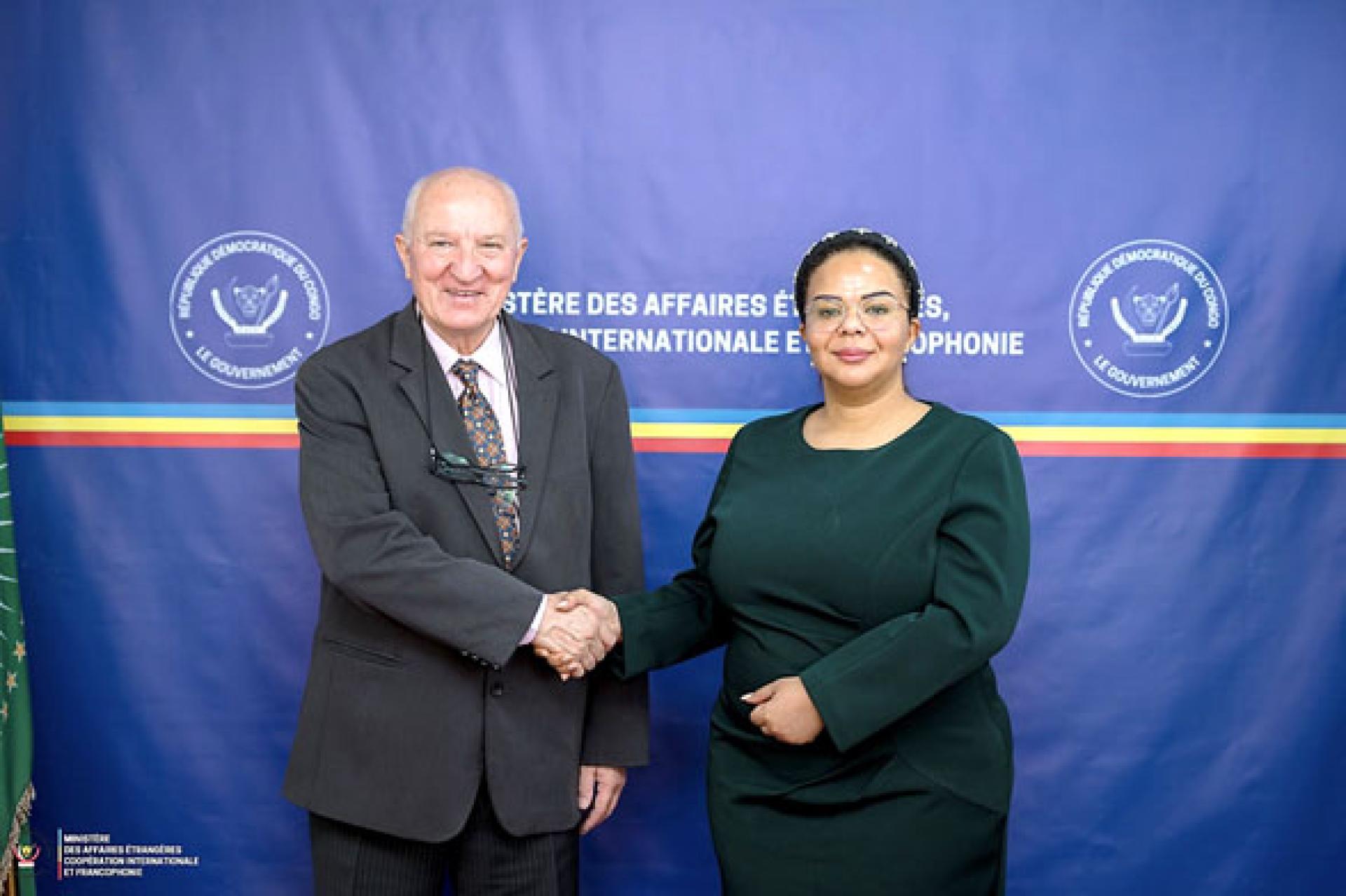 La ministre d'Etat en charge des Affaires étrangères (d) et l'Ambassadeur de la République de Serbie, Miroljub Jevtic.