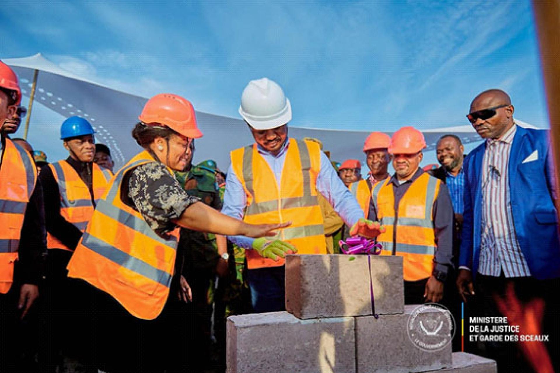 Le ministre Constant Mutamba posant la première pierre de construction 'une nouvelle maison d'arrêt à Kinshasa. Photo  droits tiers