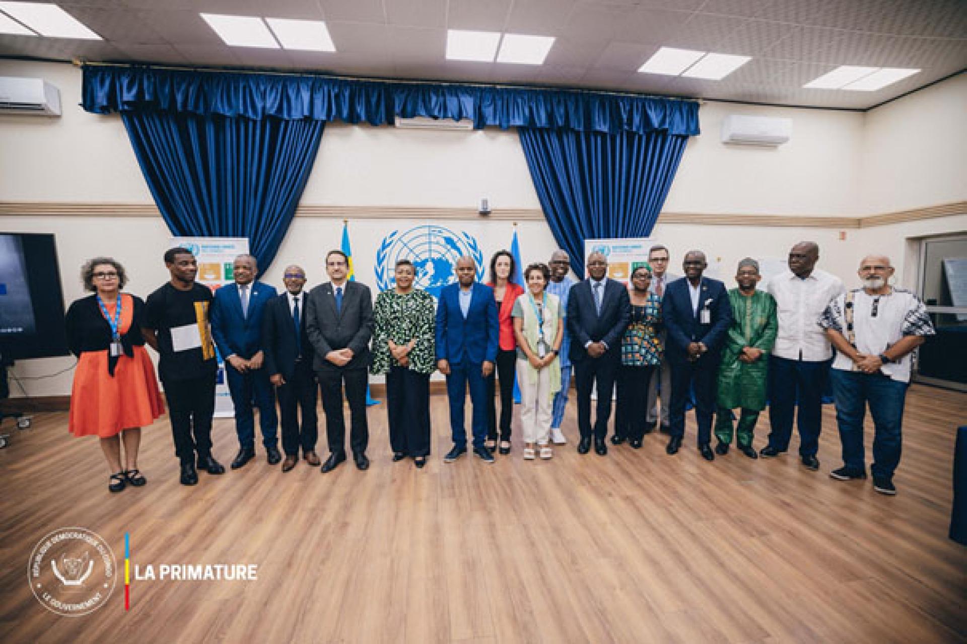 La Première ministre posant avec les chefs d'agences de système des Nations unies. Photo cellcom primature