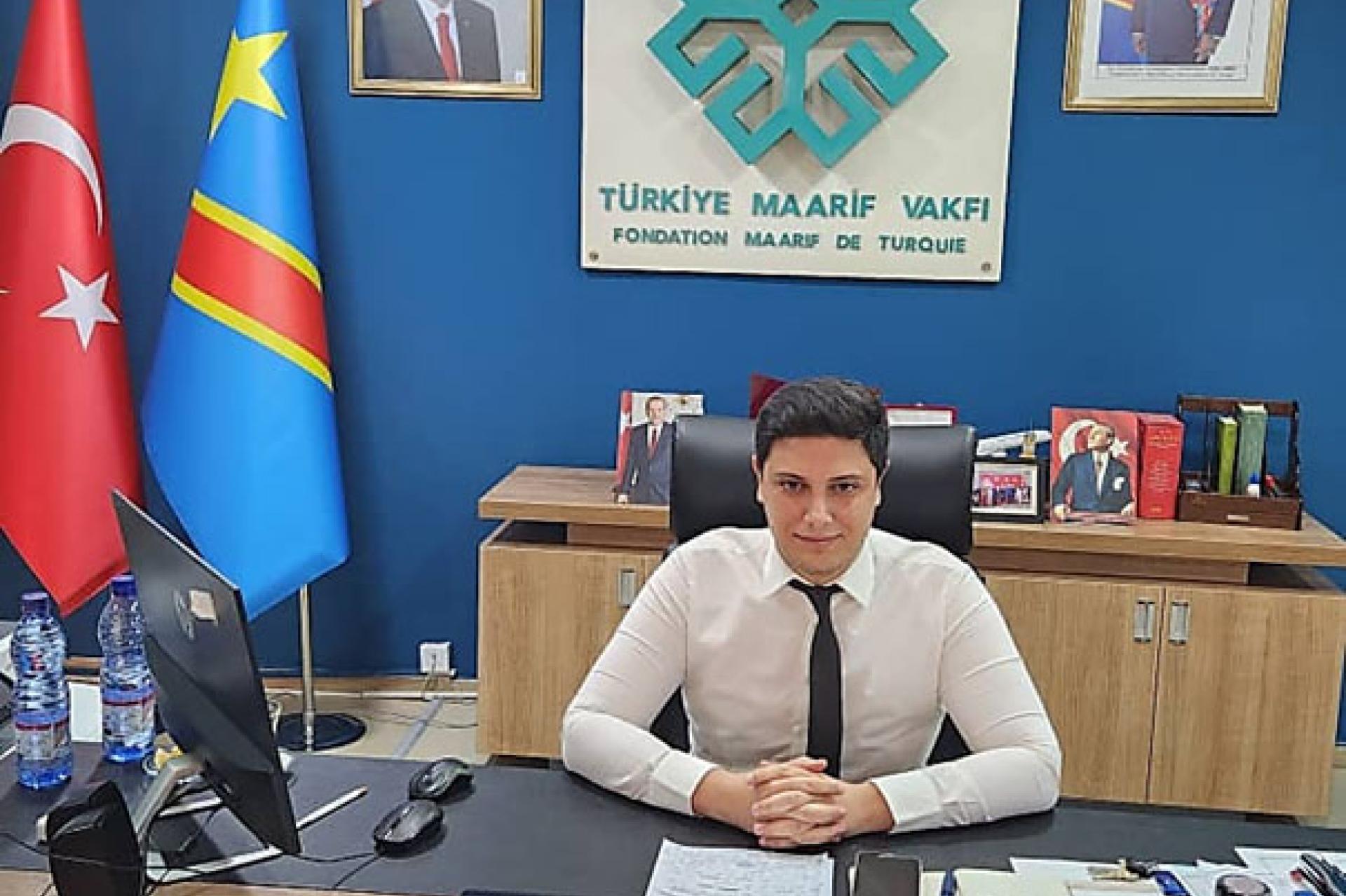 Le Représentant-pays de l'Ecole Maarif-RDC, Gökhan Kayaci, fier de la performance de ses élèves.  Photo droits tiers