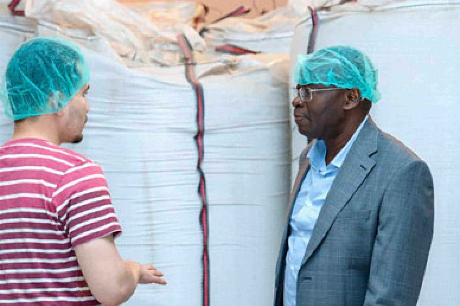 Le VPM Mukoko Samba lors de sa visite à l'entreprise Fish Tech Maroc. Photo ministère économie