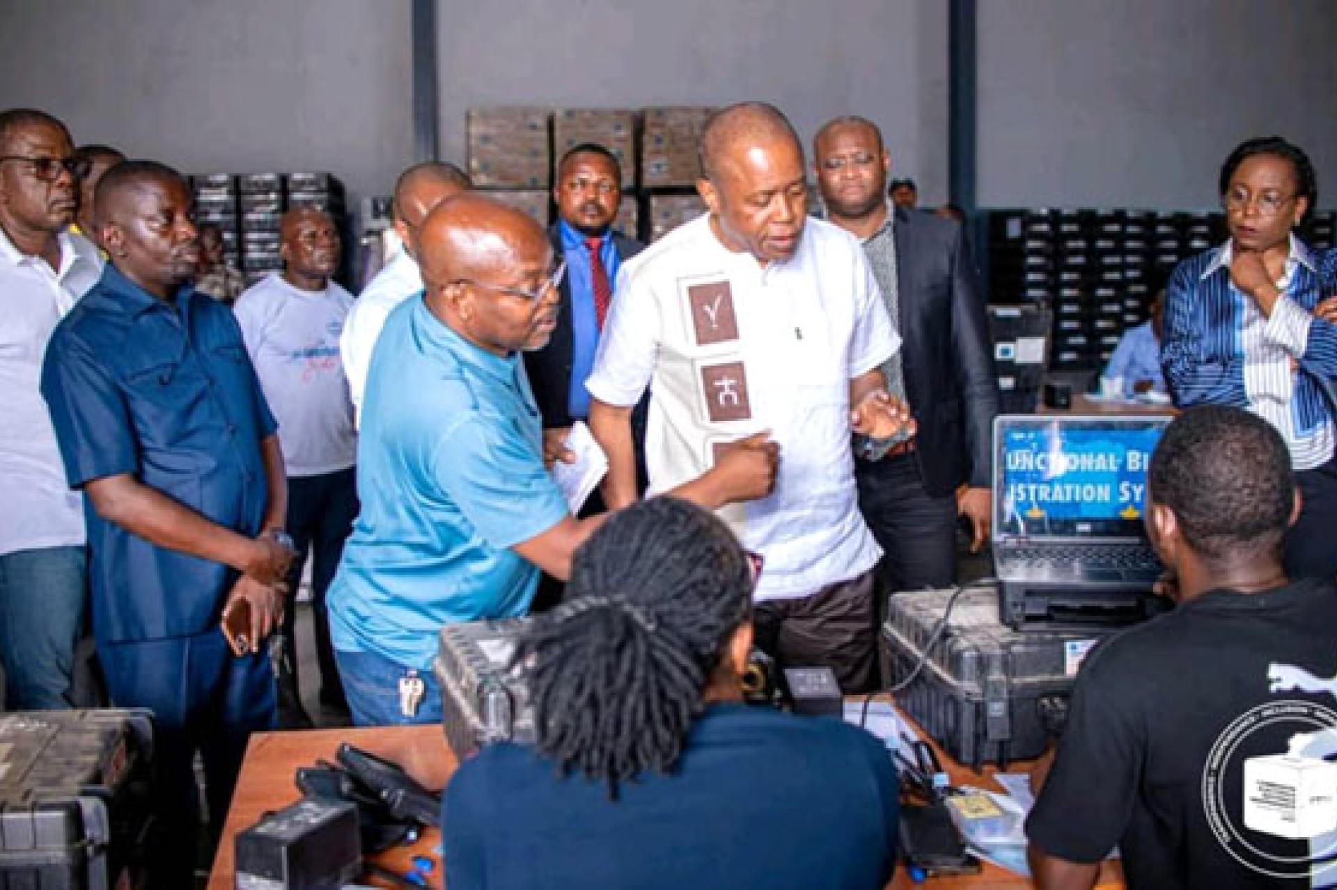 Le président de la Ceni, Denis Kadima en visite d'inspection à l'entrepôt de Kingabwa dans la commune de Limete. 