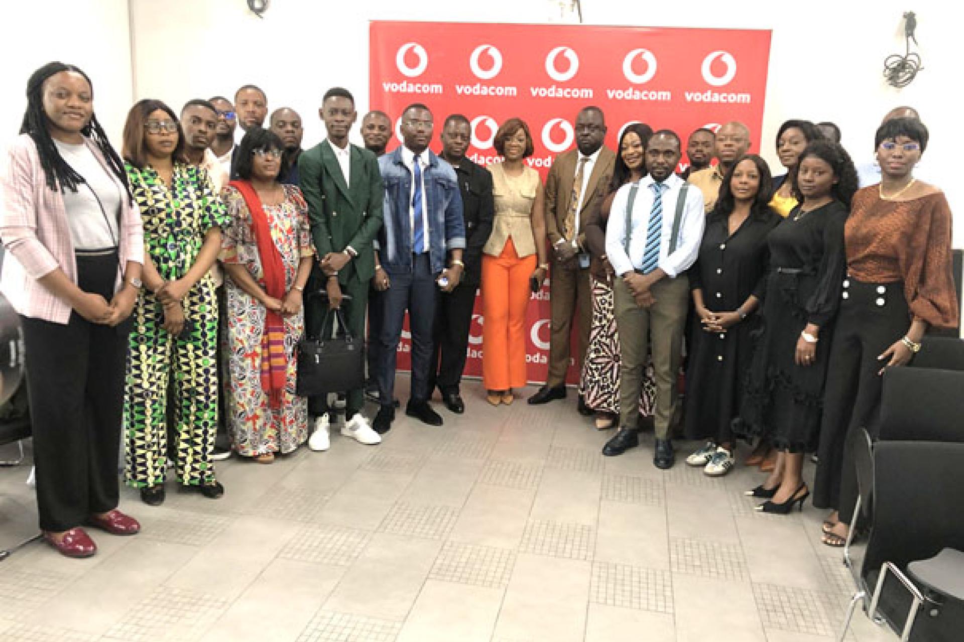 Les professionnels des médias et les représentants de Vodacom lors du déjeuner de presse . Photo droits tiers