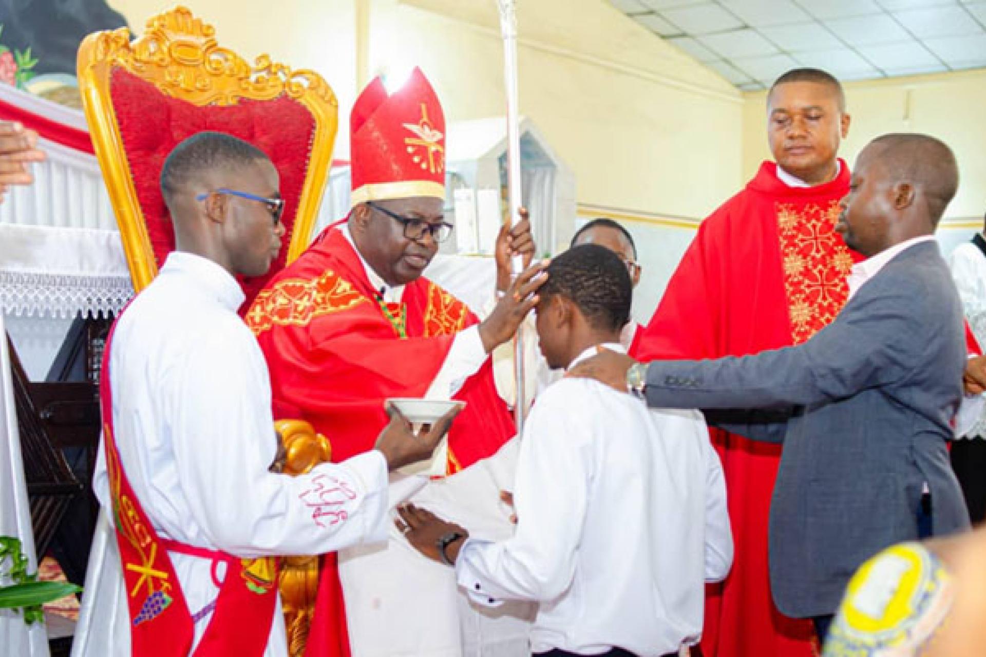 Mgr Jean-Crispin Kimbeni Ki Kanda et le père Olivier Azili. Photo droits tiers