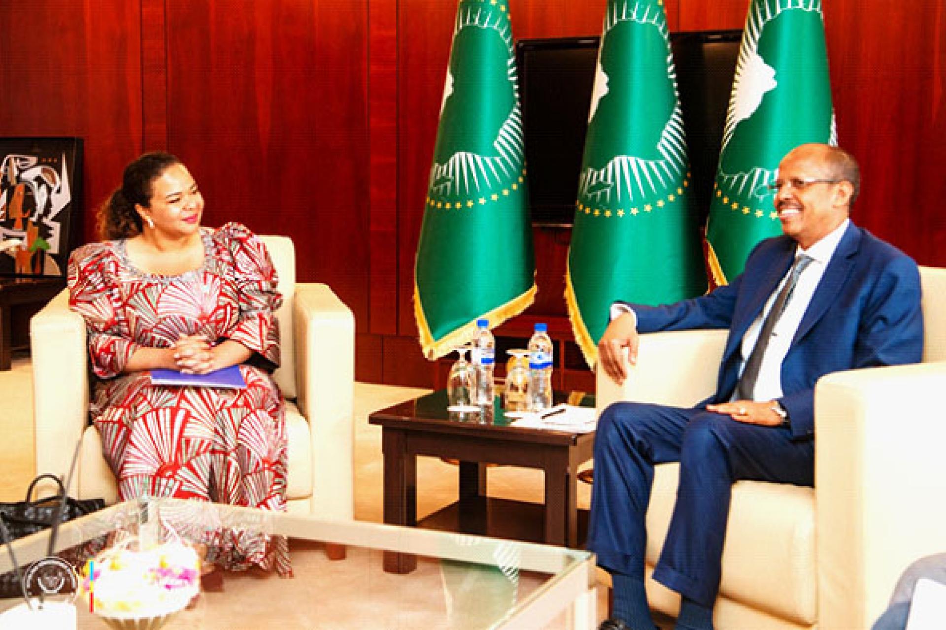Mme Thérèse Kayikwamba Wagner s'entretenant avec Mahmoud Yousouf, président de la Commission de l'UA. Photo droits tiers