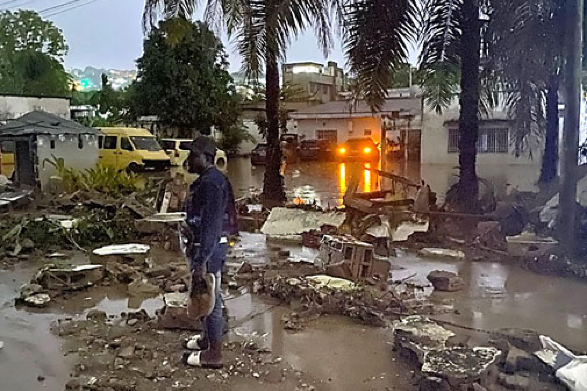 Place Commerciale à Macampagne lors de la pluie diluvienne du jeudi 1er mai dans la soirée. Photo DROITS TIERS
