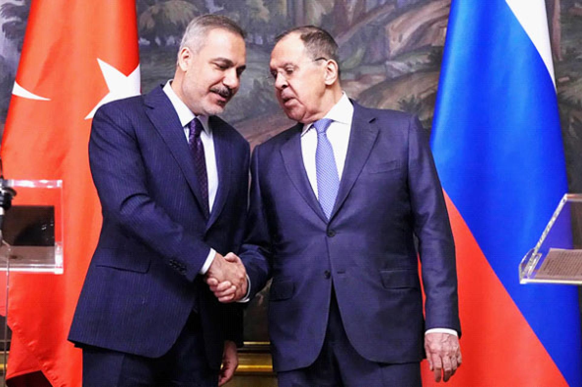 Poignée de mains entre Lavrov etle MAE turc.                                                  Photo Lu Peng