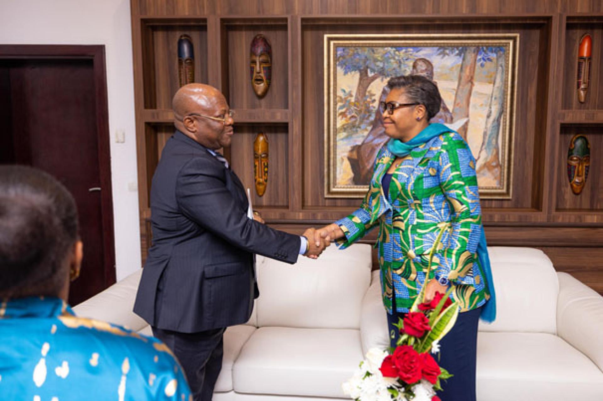 Poignée de mains entre la Première ministre Judith Suminwa et le Président de la FEC, Robert Malumba. Photo primature