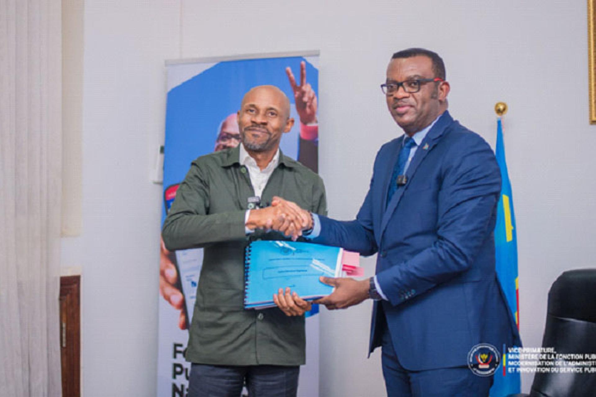 Recevant ce document des mains du VPM Jean-Pierre Lihau, Patrick Muyaya a eprimé sa satisfaction. Photo droits tiers