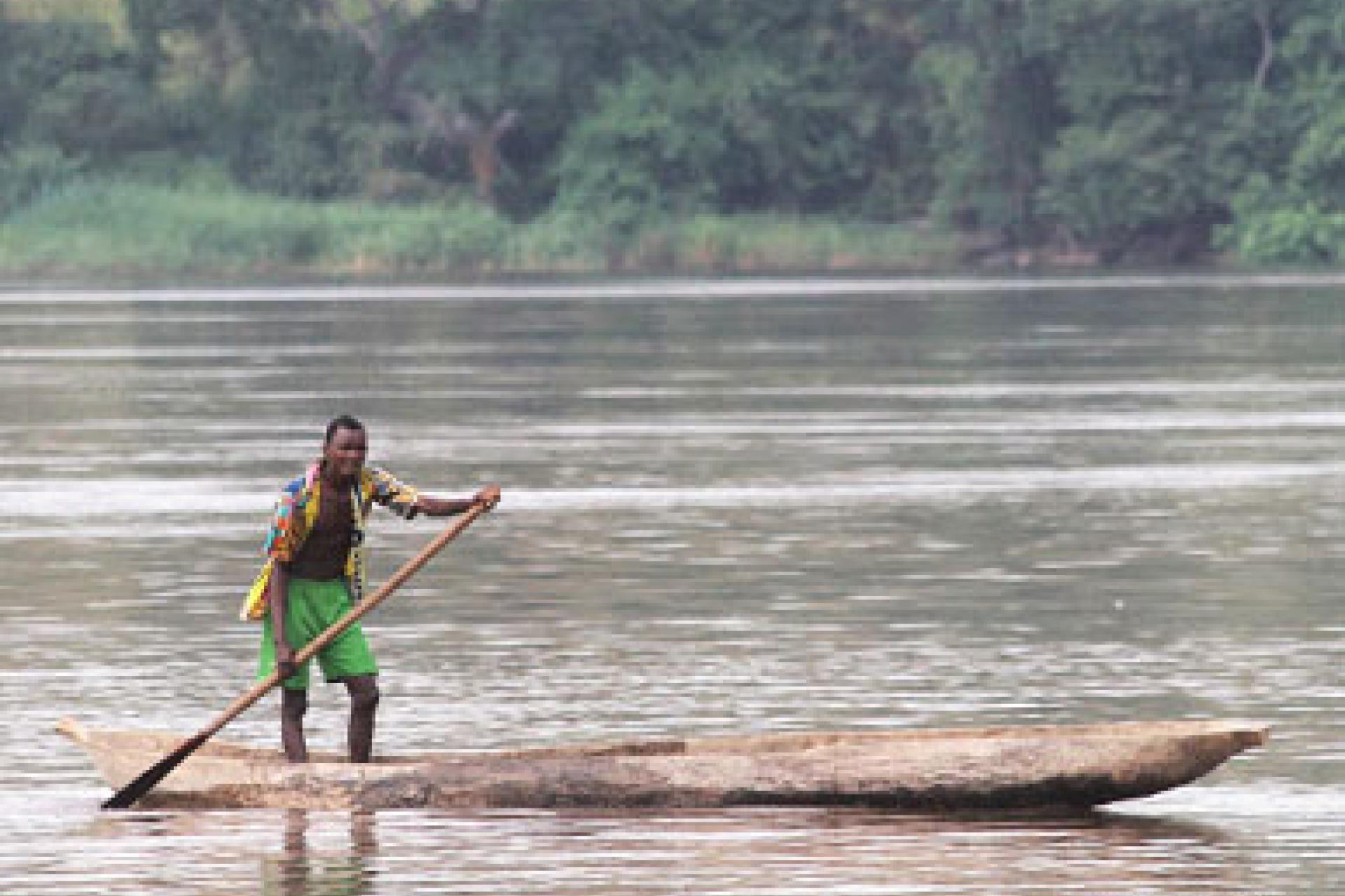 Un piroguier sur le fleuve Congo à Luozi. 