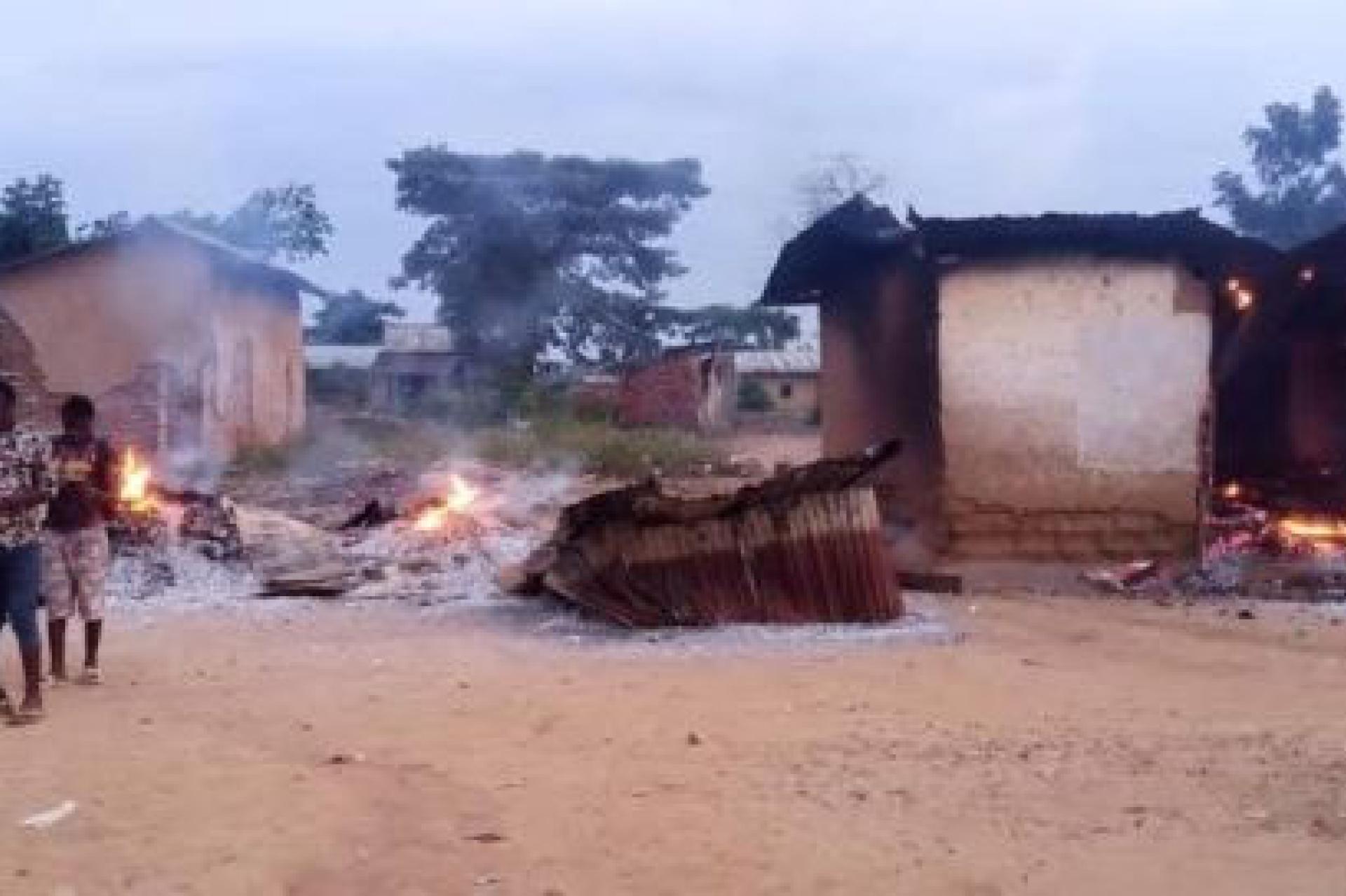 Une vue des maisons incendiées.