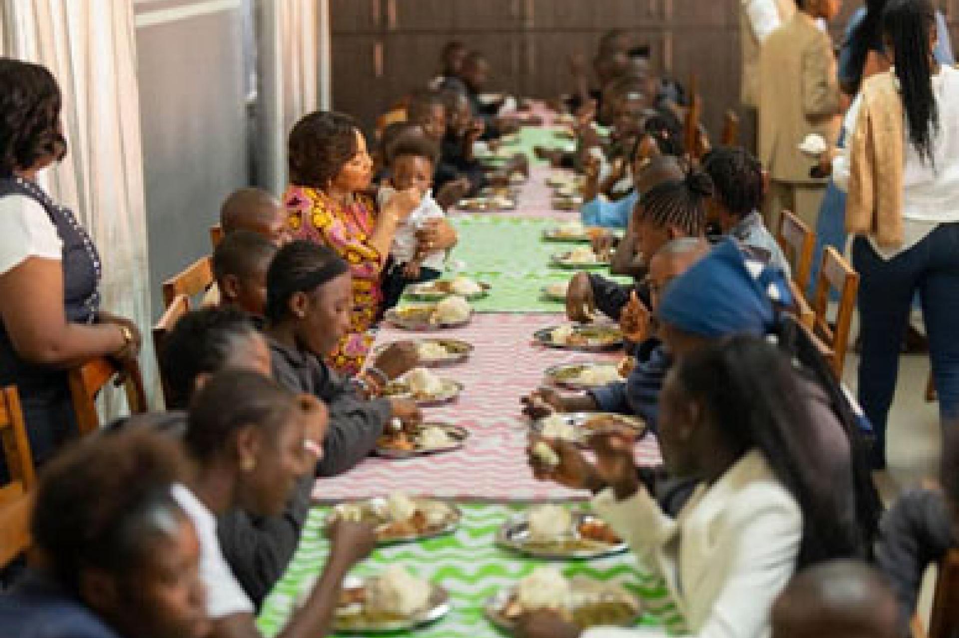 Denise Nyakeru a partagé un repas avec les orphelins de sa Fondation. Photo droits tiers