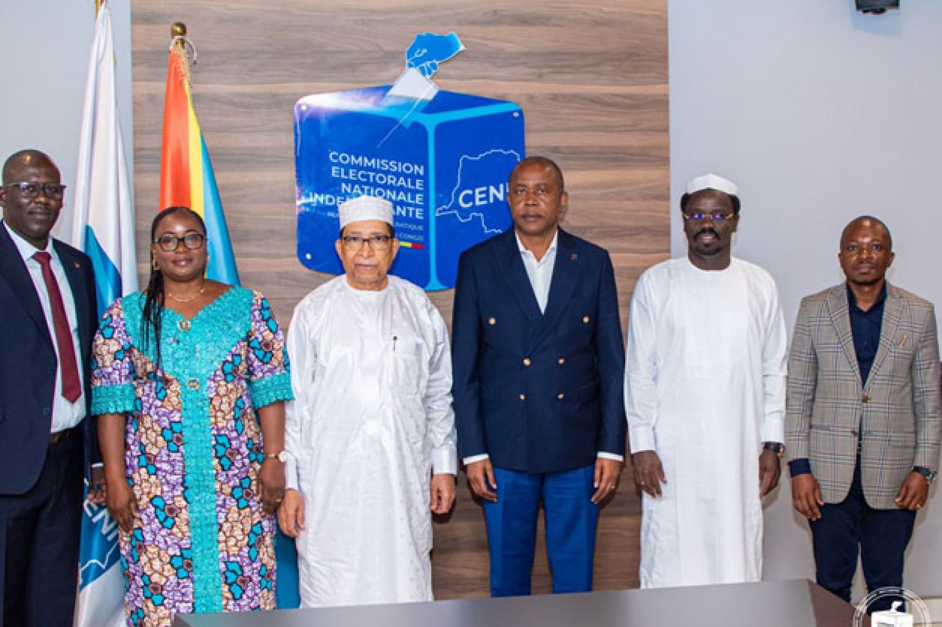 Des membres de la Ceni et la délégation de l'Ange du Tchad.